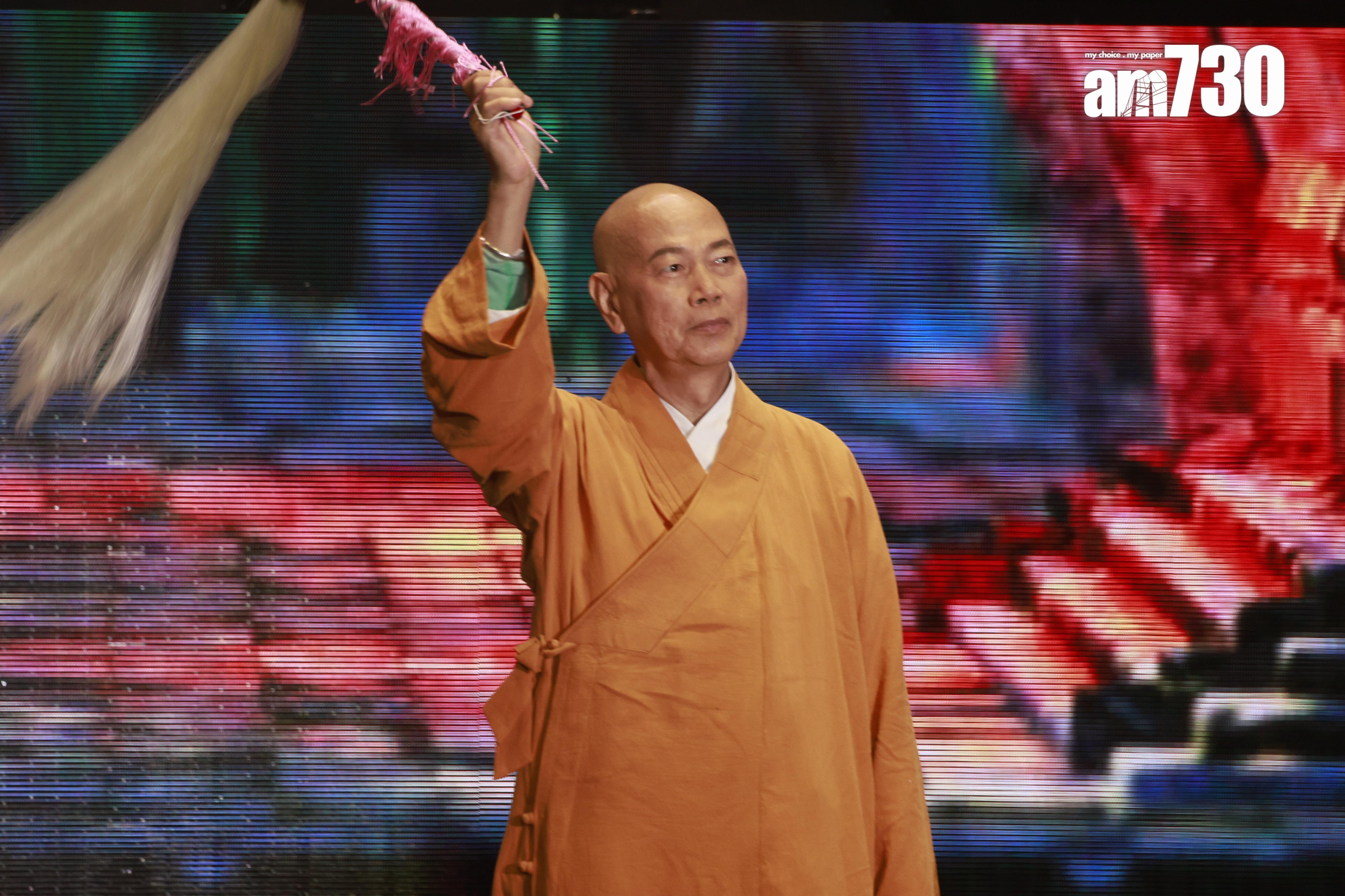 羅家英擔任Edan演唱會頭場嘉賓,化身祖師爺拿著塵祓登場。(娛樂組攝)