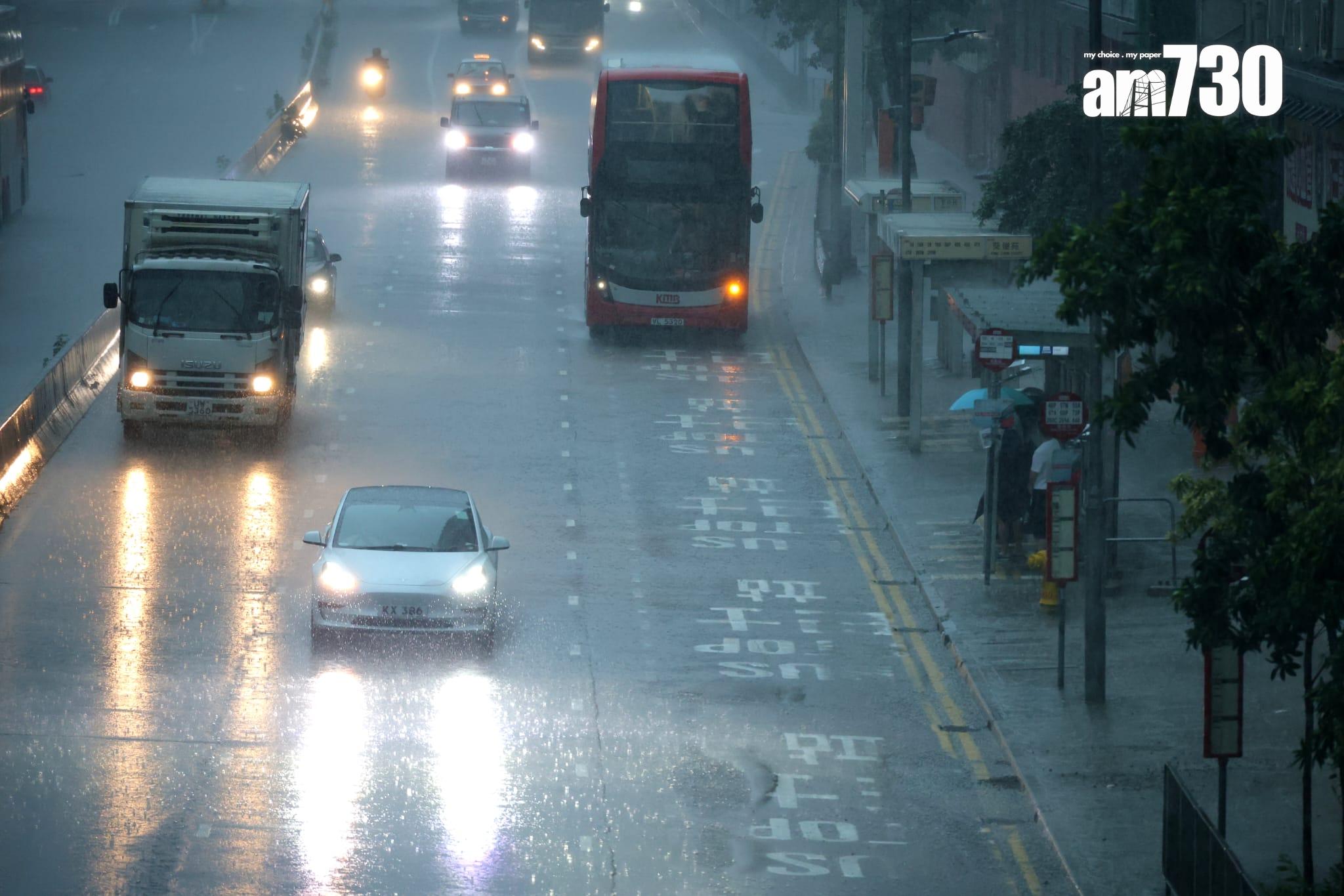 天文台發出黑色暴雨警告信號,預料至少維持至下午5時。(林俊源攝)