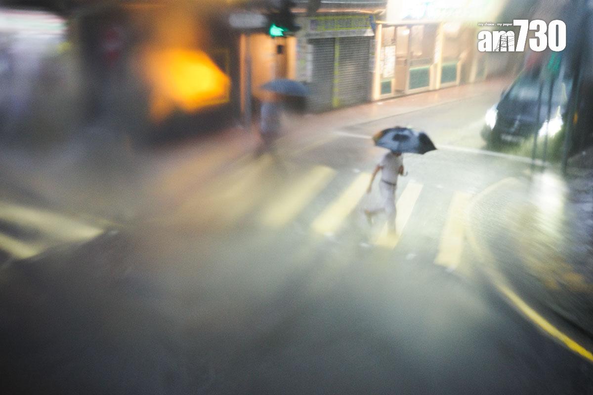 保安和物管界前線員工在惡劣天氣下,或難以前往上班地點。(資料圖片/吳康琦攝)