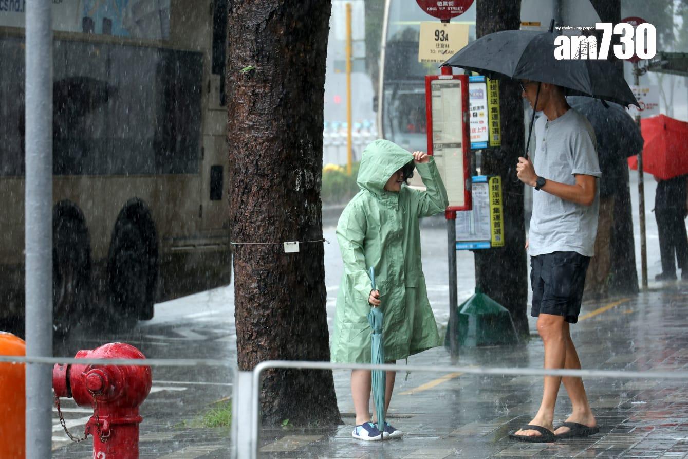 天文台昨晨發出黑雨,持續近11小時,創出多項紀錄。(林俊源攝)