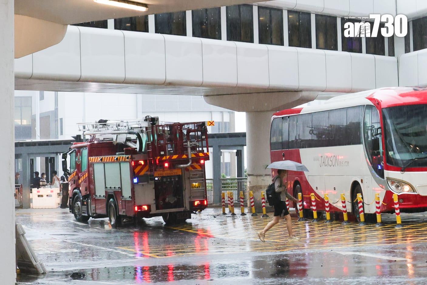 天文台發出黑色暴雨警告信號,預料至少維持至下午5時。(林俊源攝)