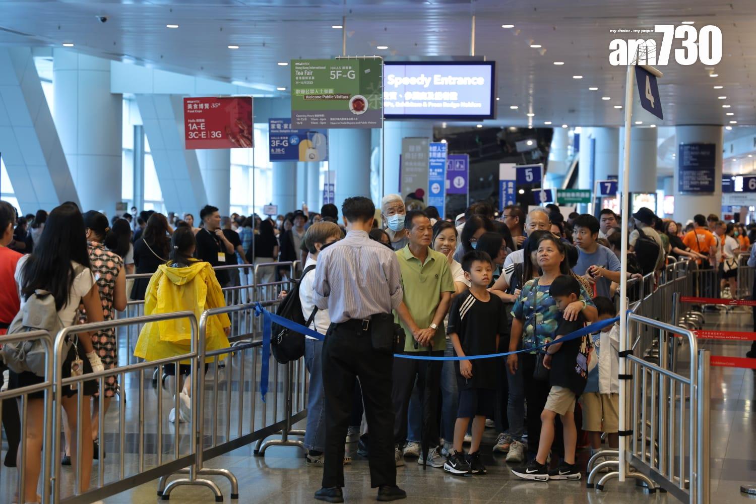 大批市民排隊等待美食博覽開放。(林俊源攝)