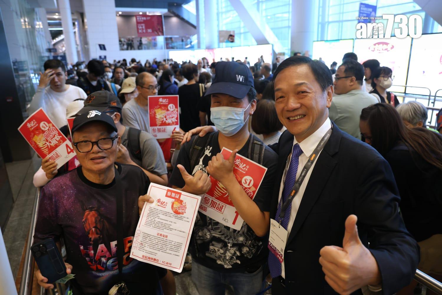 大批市民排隊等待美食博覽開放。(林俊源攝)