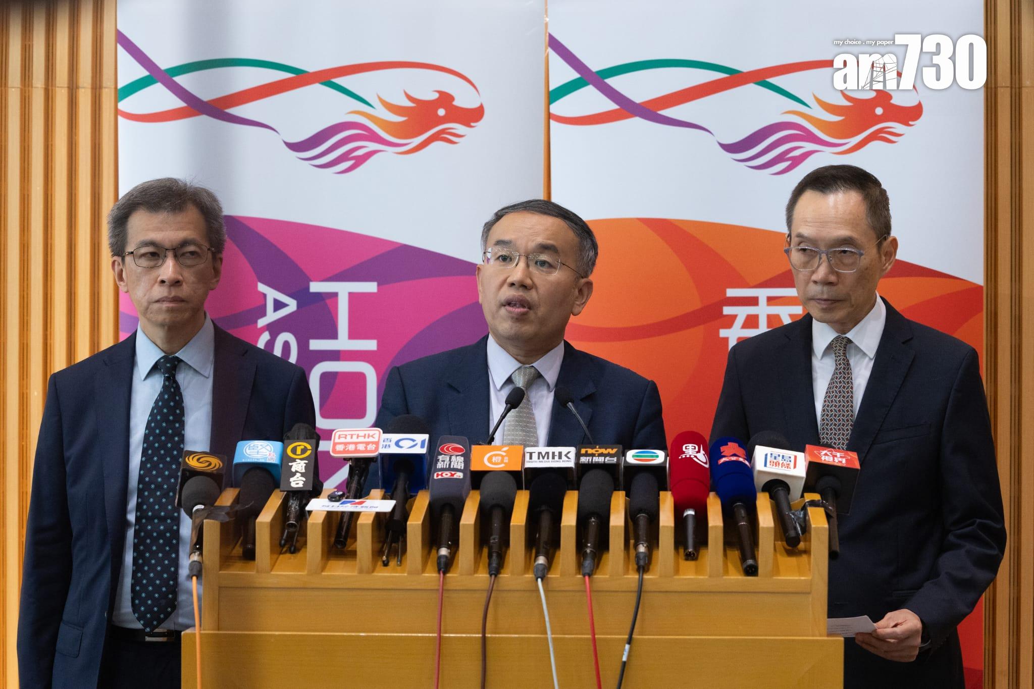 政府冒牌水|財經事務及庫務局局長許正宇、財經事務及庫務局常任秘書長(庫務)黎志華、政府物流服務署署長陳嘉信會見傳媒。(蘇文傑攝)