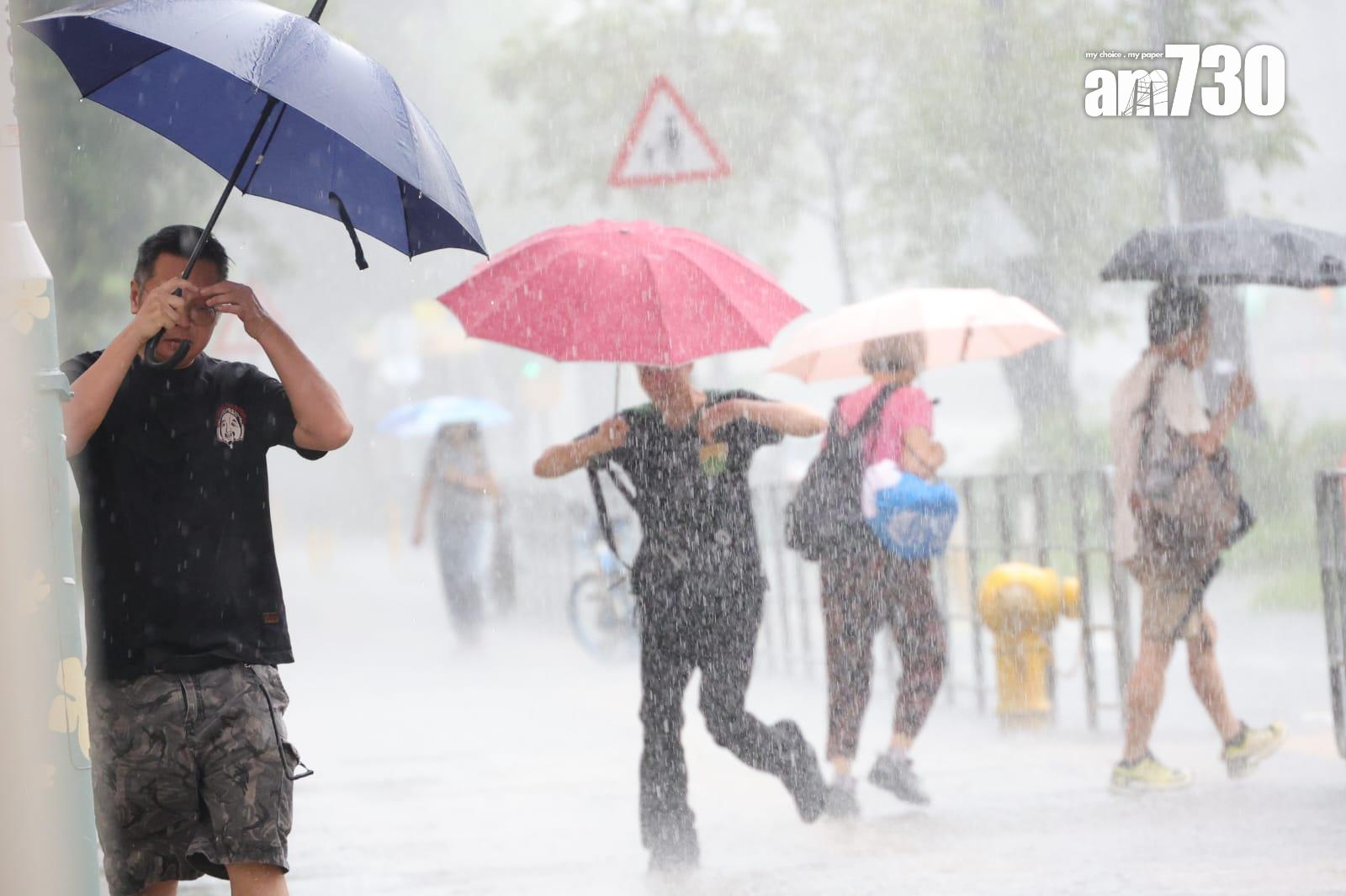 今日有驟雨和雷暴。(吳康琦攝)