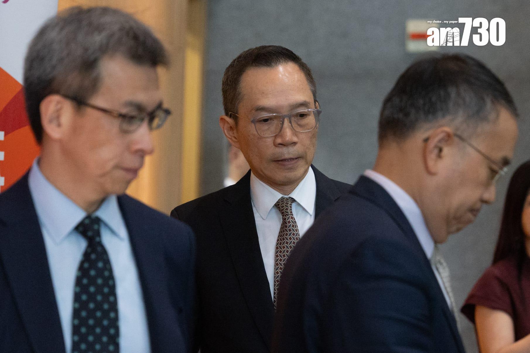 政府冒牌水|財經事務及庫務局局長許正宇、財經事務及庫務局常任秘書長(庫務)黎志華、政府物流服務署署長陳嘉信會見傳媒。(蘇文傑攝)