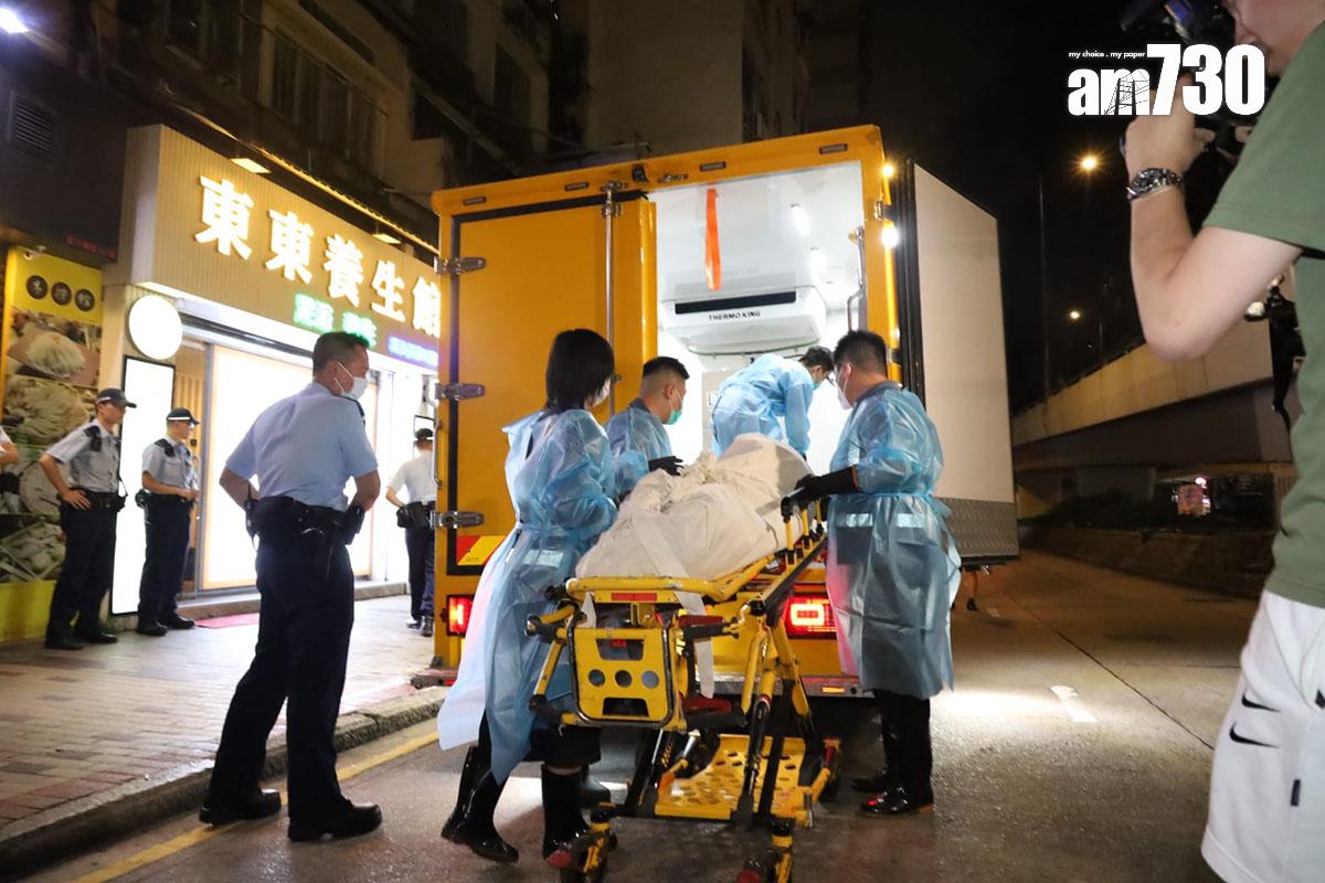 仵工將死者遺體舁送殮房。(鍾式明攝)