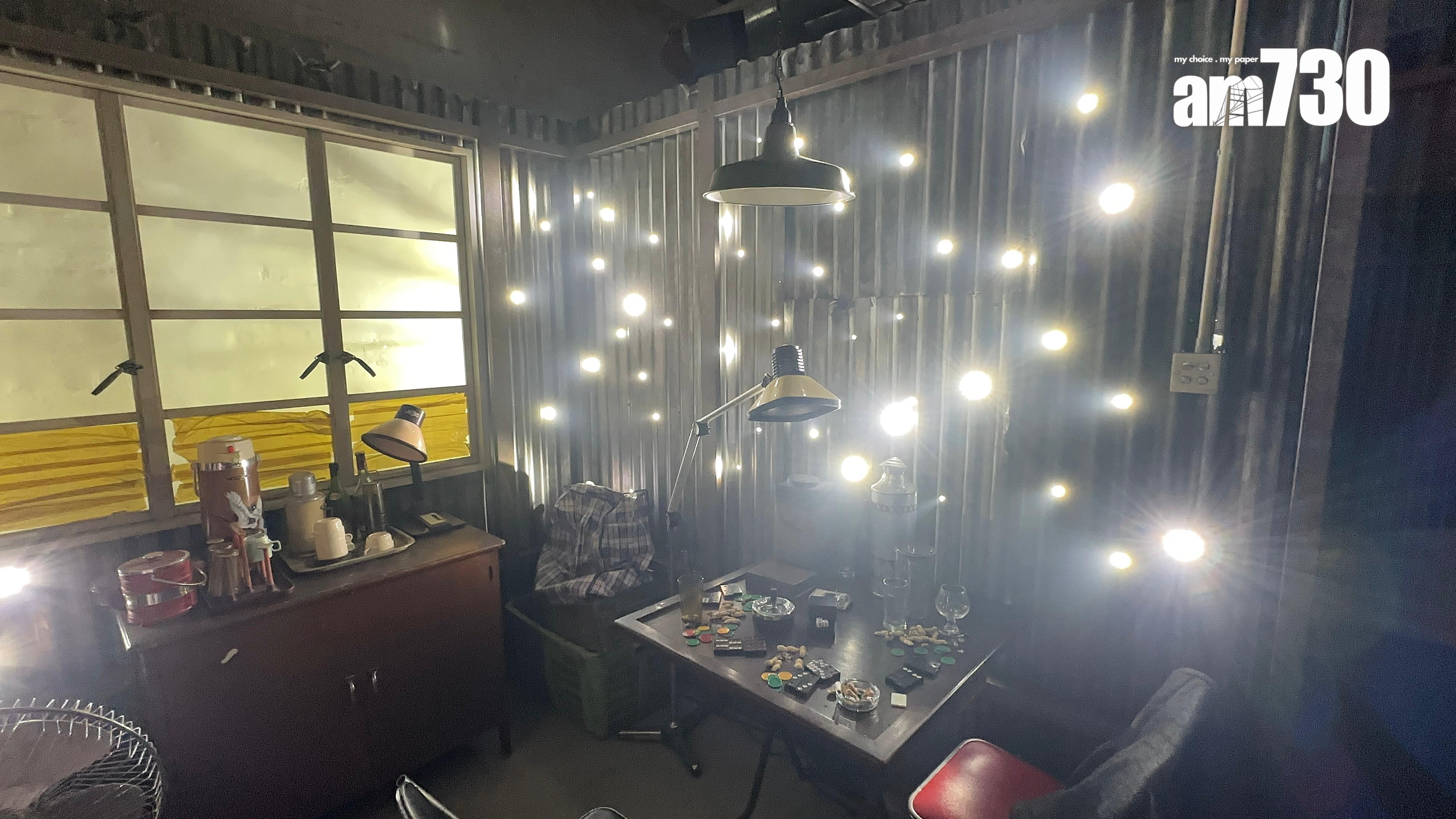 展览特别以声音及光影效果,重现《龙虎风云》其中一幕经典铁皮屋枪战,让参观者恍如置身其中。