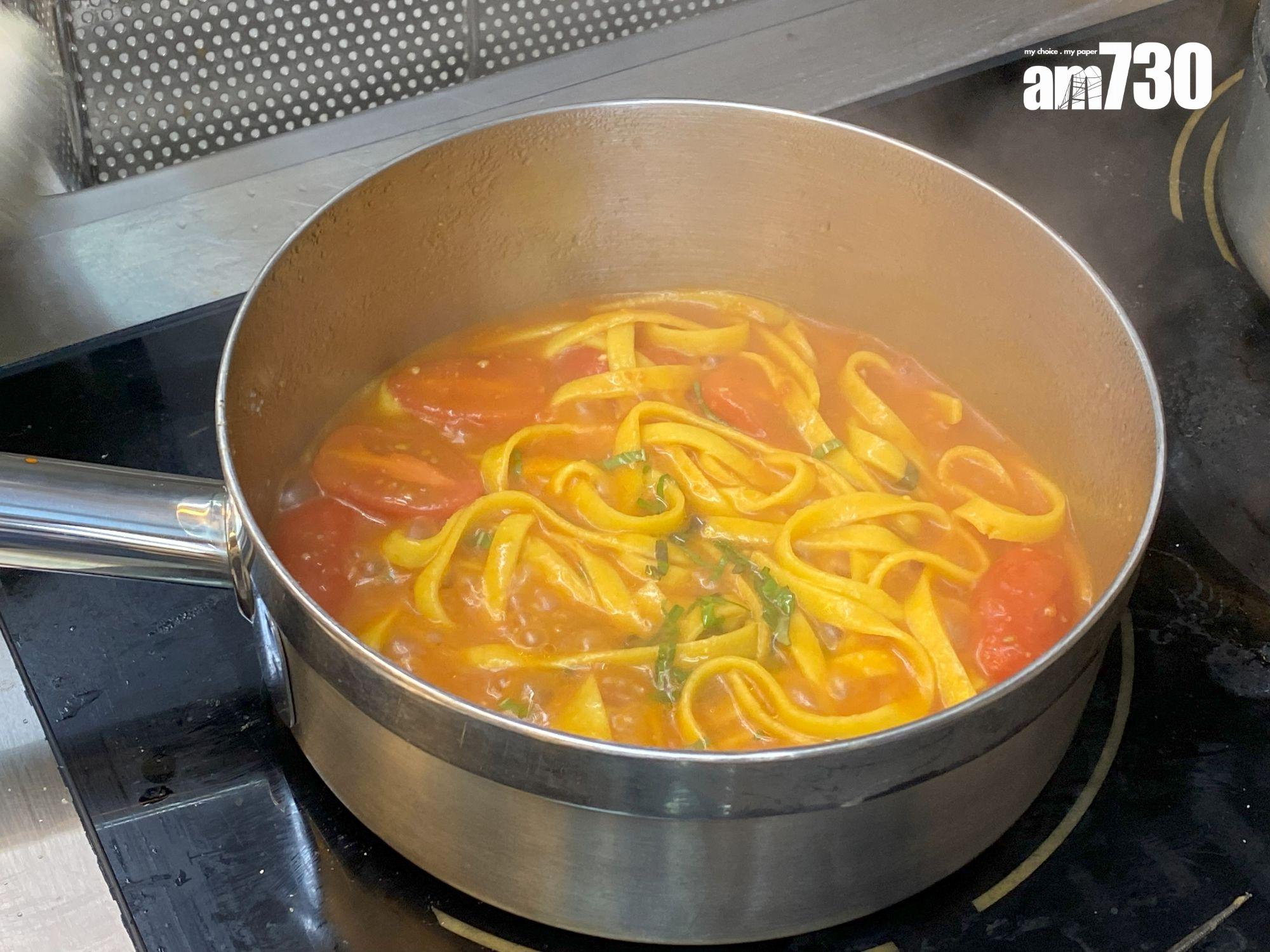 吉他麵配虎蝦番茄蝦湯汁以大量蝦頭蝦殼熬成蝦湯,並加入四種意大利番茄燴煮,蝦味濃重,嘗出番茄的甜、酸、香濃層次。(Vera攝)