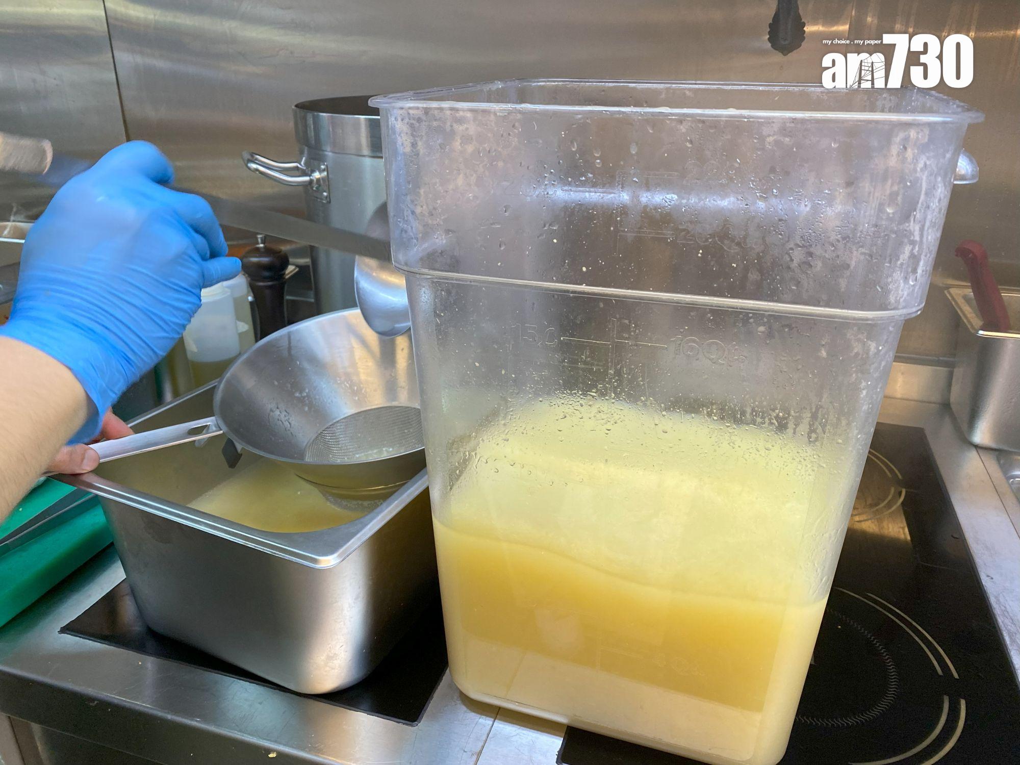 圖中正在隔渣的魚湯用來燴煮海鮮類意粉,能提升鮮甜風味。(Vera攝)