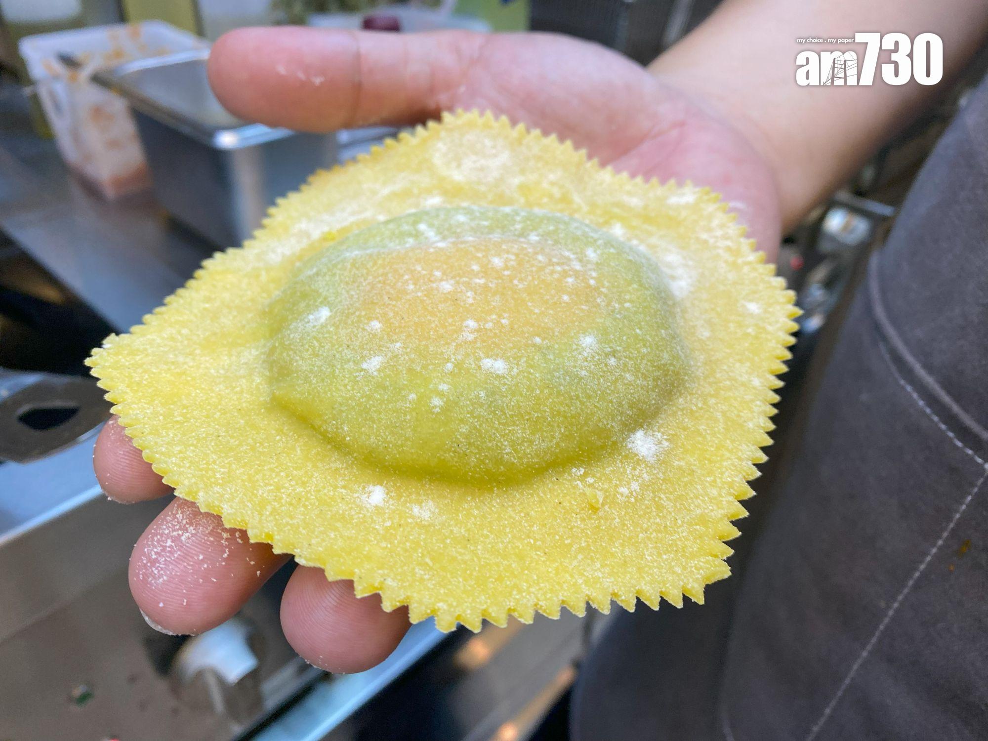 Egg Raviolo即巨型包著三重芝士、意大利Borragine菜蓉及日本流心蛋黃。