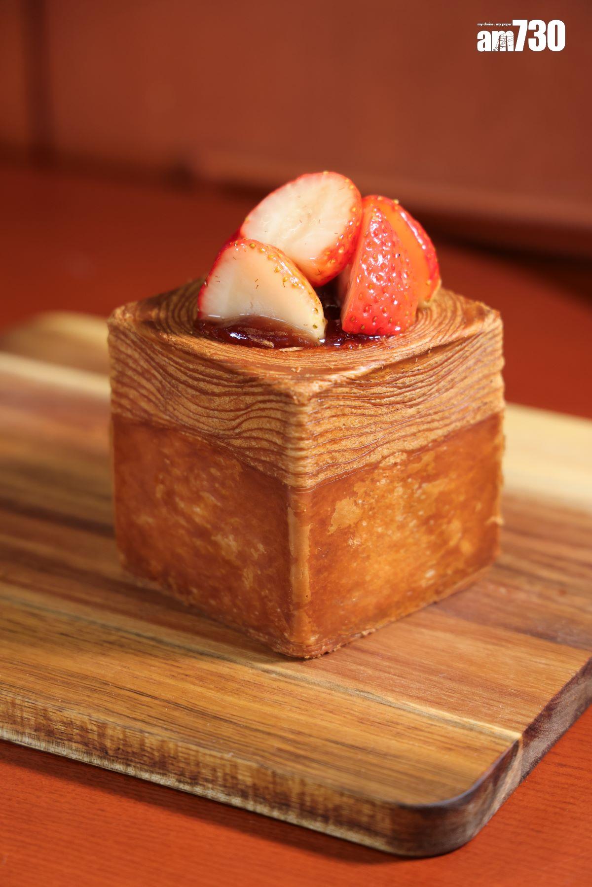 草莓立方千層酥($38)釀了自製甜蜜草莓果醬。