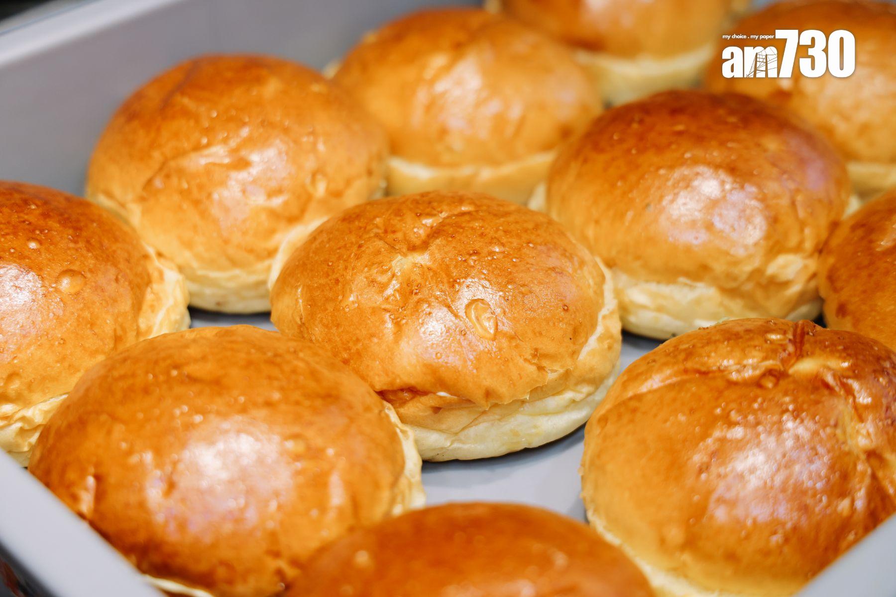 Brioche由Chef Lai將秘方交予麵包廠特製,結合兩種不同酵母包括酸種在內,夾雜炒洋蔥碎,麵包鬆軟,蘊藏洋蔥香甜氣息。(吳康琦攝)