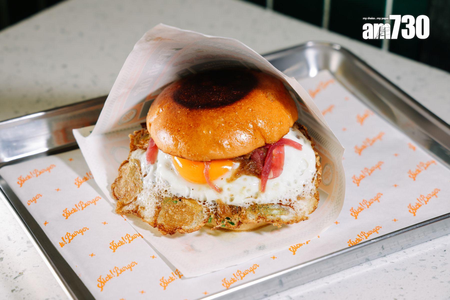 撚手牛肉漢堡(單層$95)餡料有煎太陽蛋、煙肉、番茄、紅洋蔥、車打芝士。(吳康琦攝)