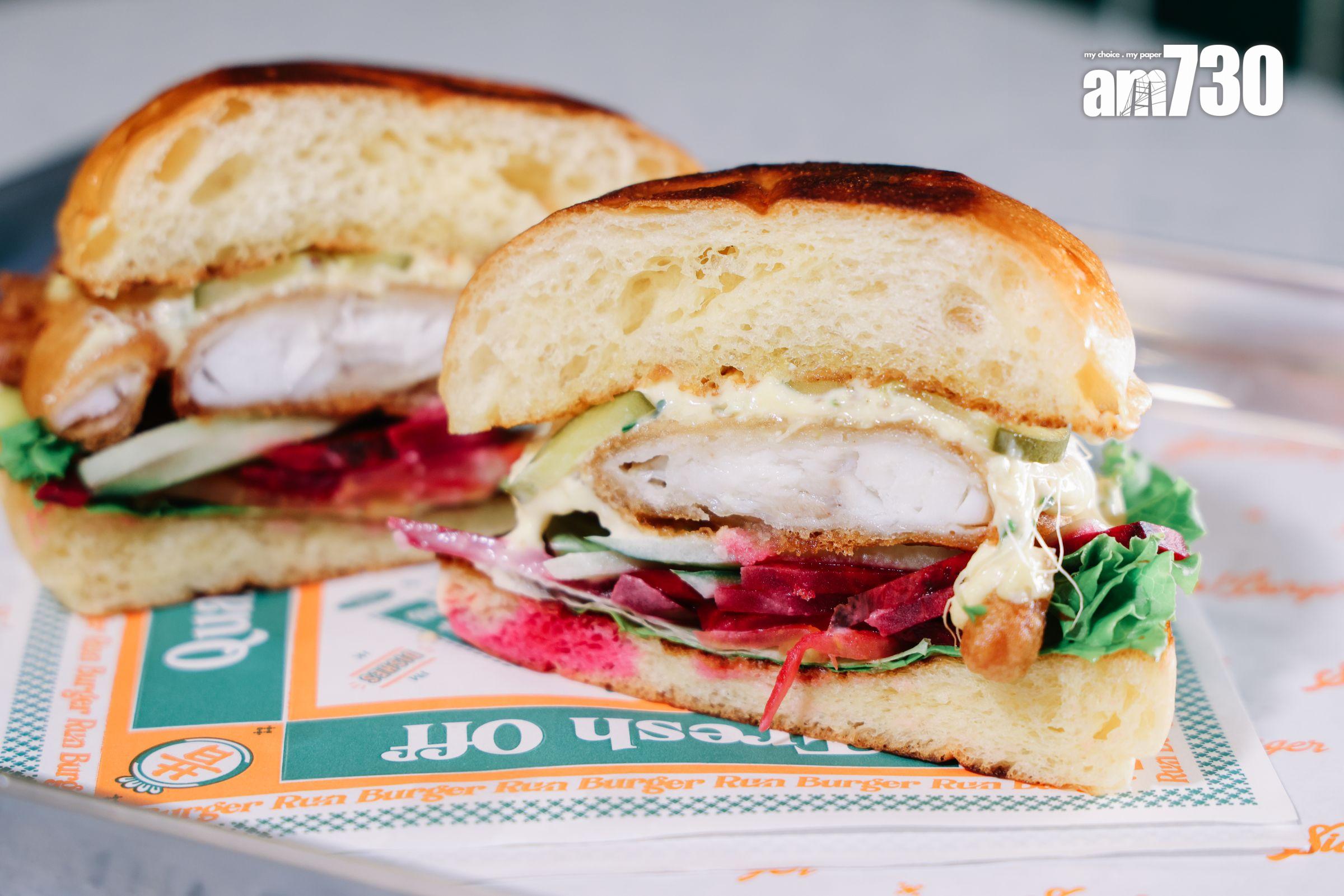 魚柳漢堡配自製他他醬、醃紅菜頭、黃薑粉醃蘿蔔、青瓜及苜蓿芽,味道層次豐富。(吳康琦攝)