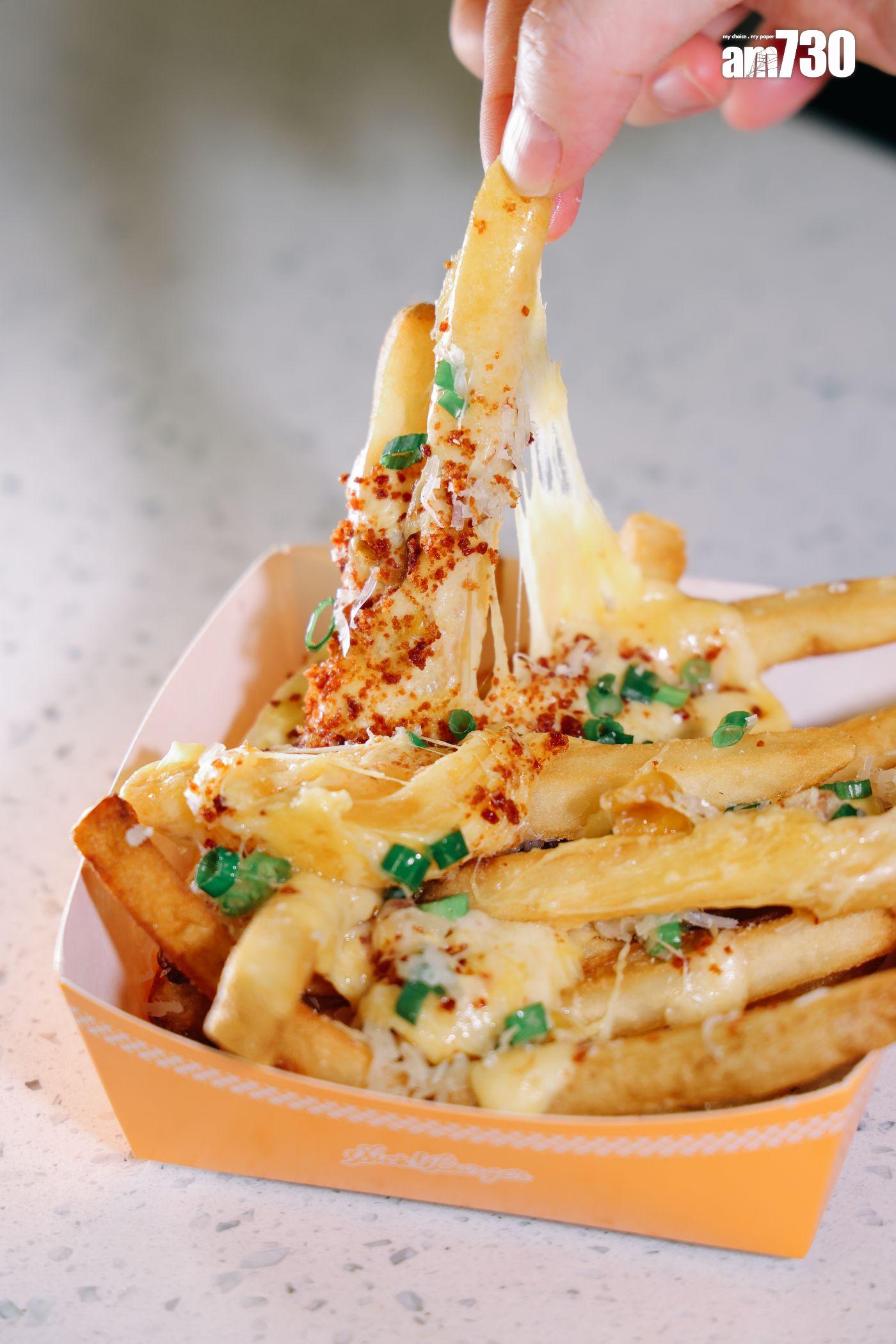 芝士煙肉薯條(套餐加$48)4種熱溶芝士有Gruyere、Mozzarella、巴馬臣及車打,芝香濃郁拉絲。(吳康琦攝)