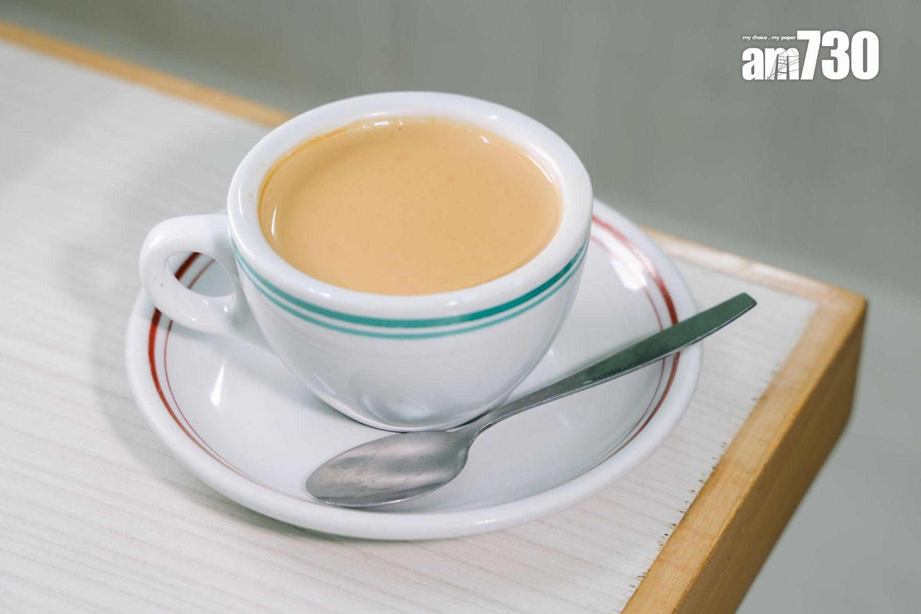 熱奶茶混合Lipton及車仔茶葉,加入黑白淡奶,茶味適中迎合大眾口味。(吳康琦攝)