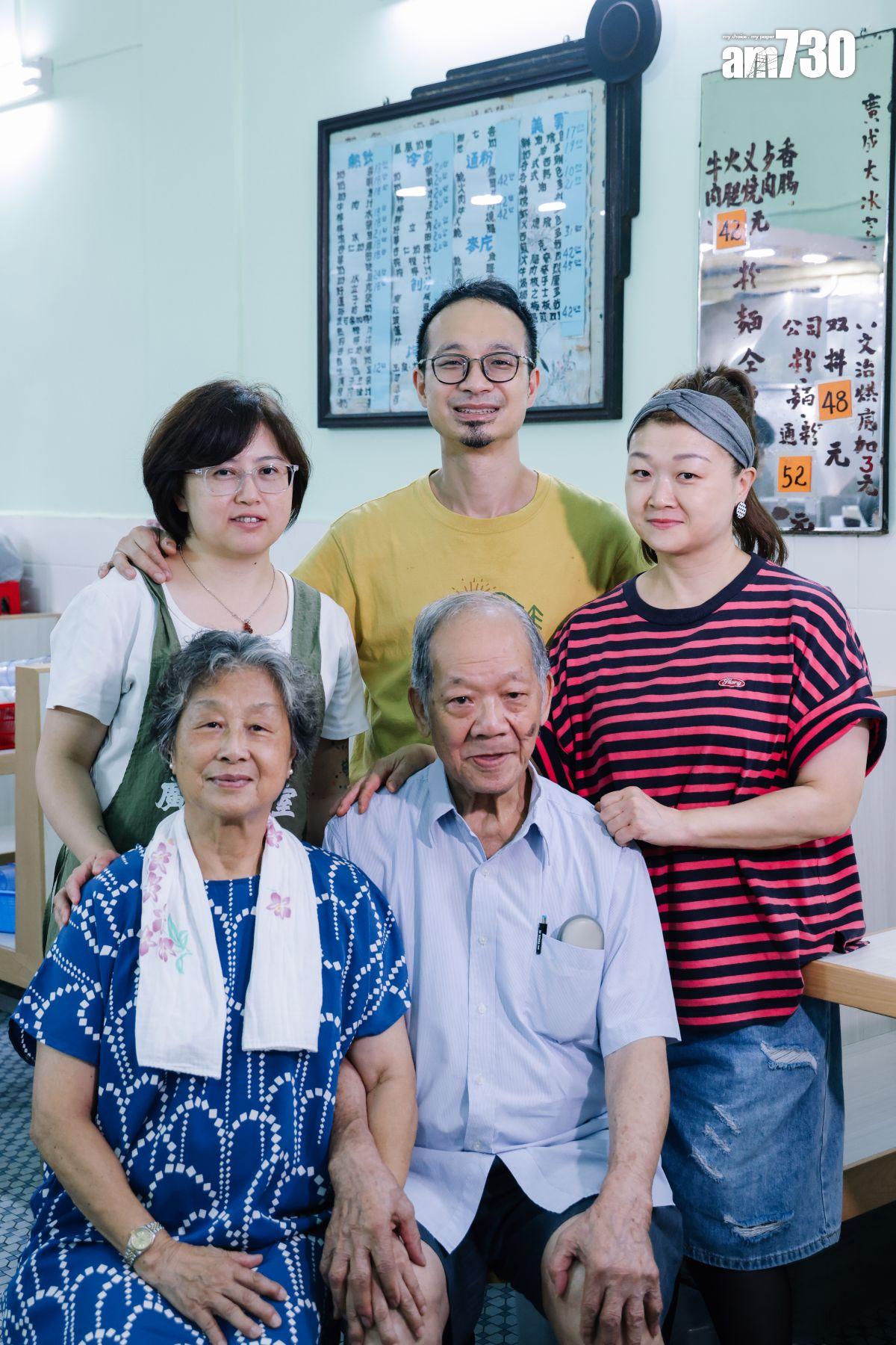 (前排)創辦人崔廣成與太太、(後排左至右) 阿祥太太、六兒子阿祥、三家姐(吳康琦攝)