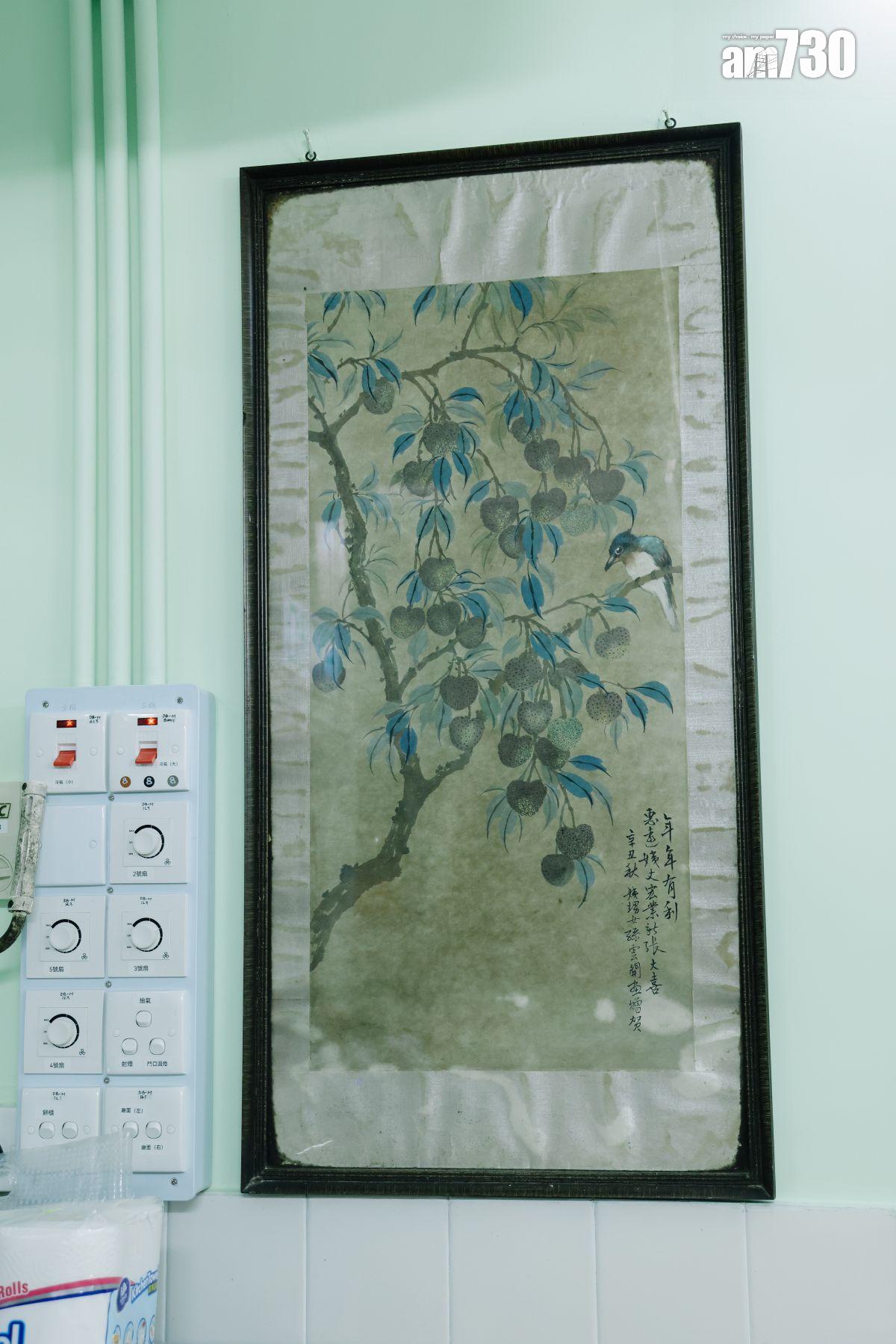 牆壁的掛畫由開舖保存至今。(吳康琦攝)