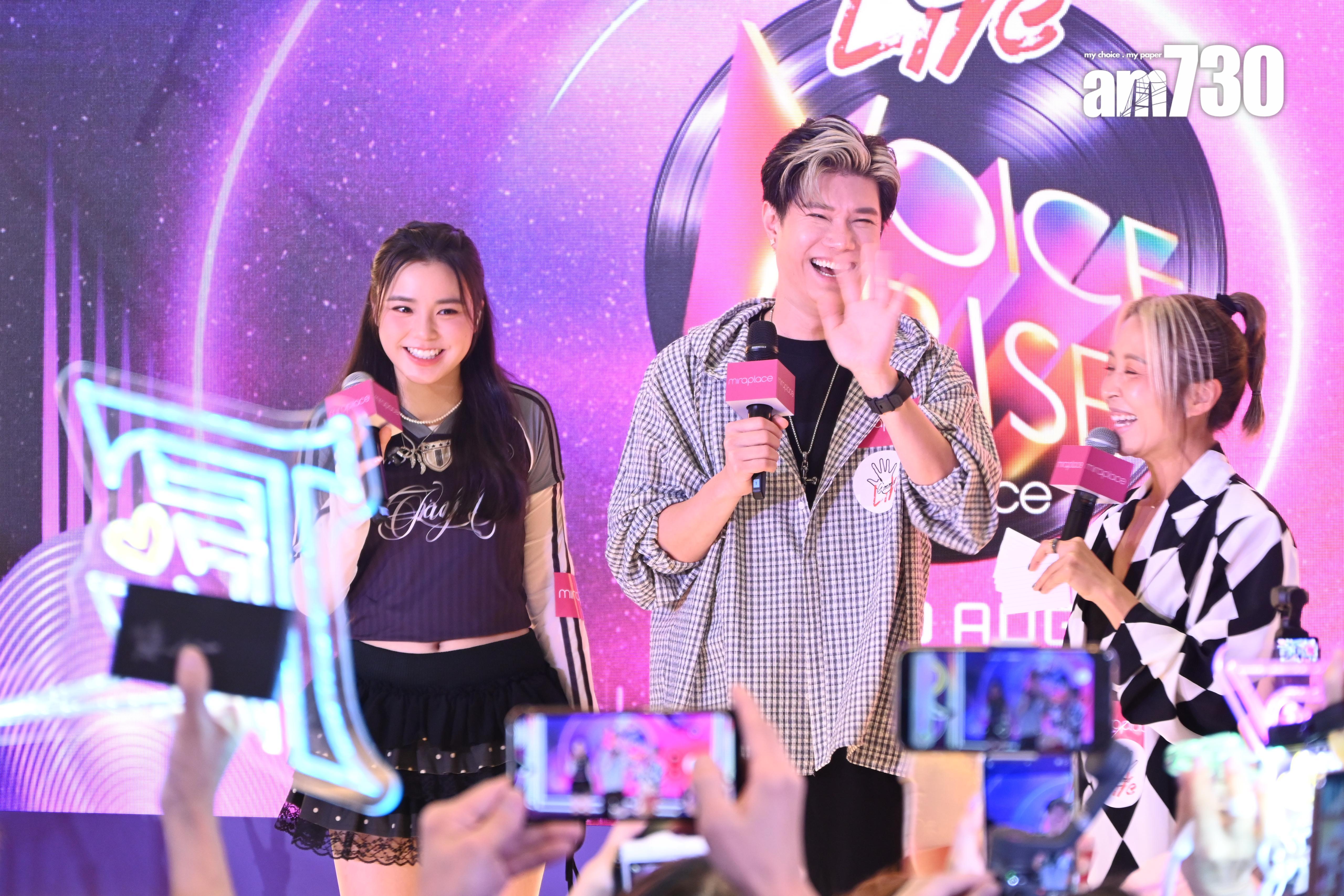 張與辰出場展示其招牌笑容。