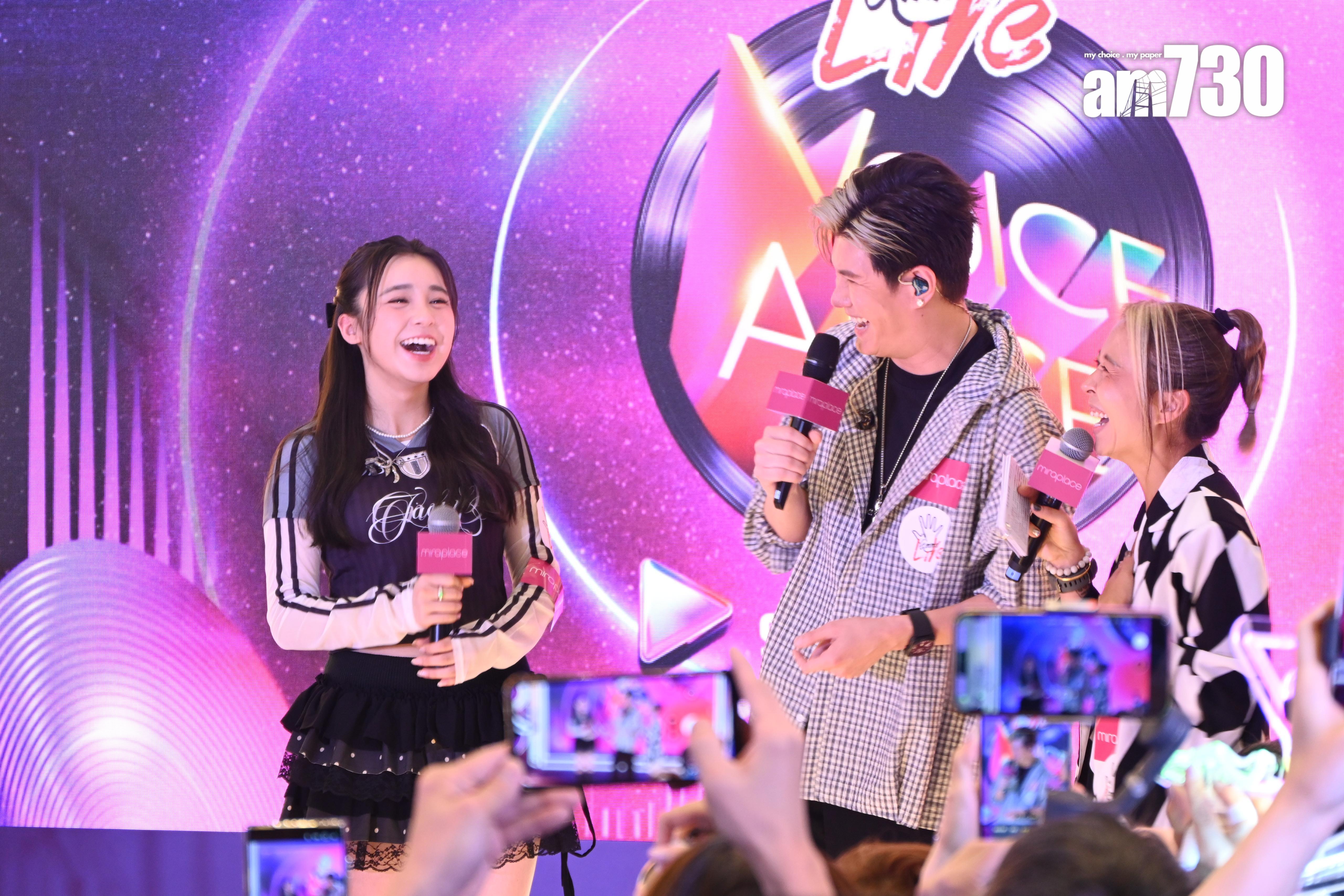 張與辰出場展示其招牌笑容。