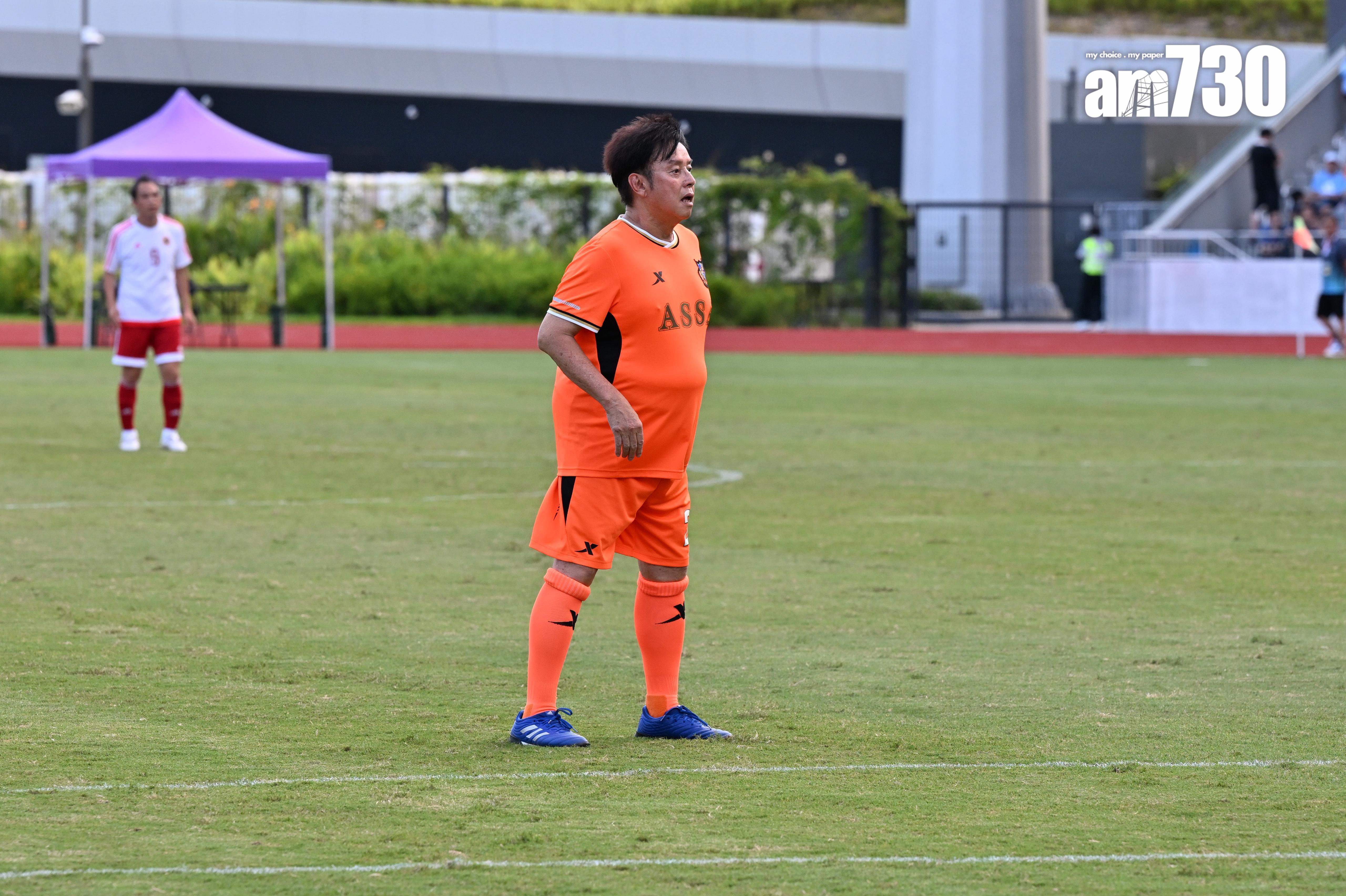 譚詠麟挺住巨腩踢波。