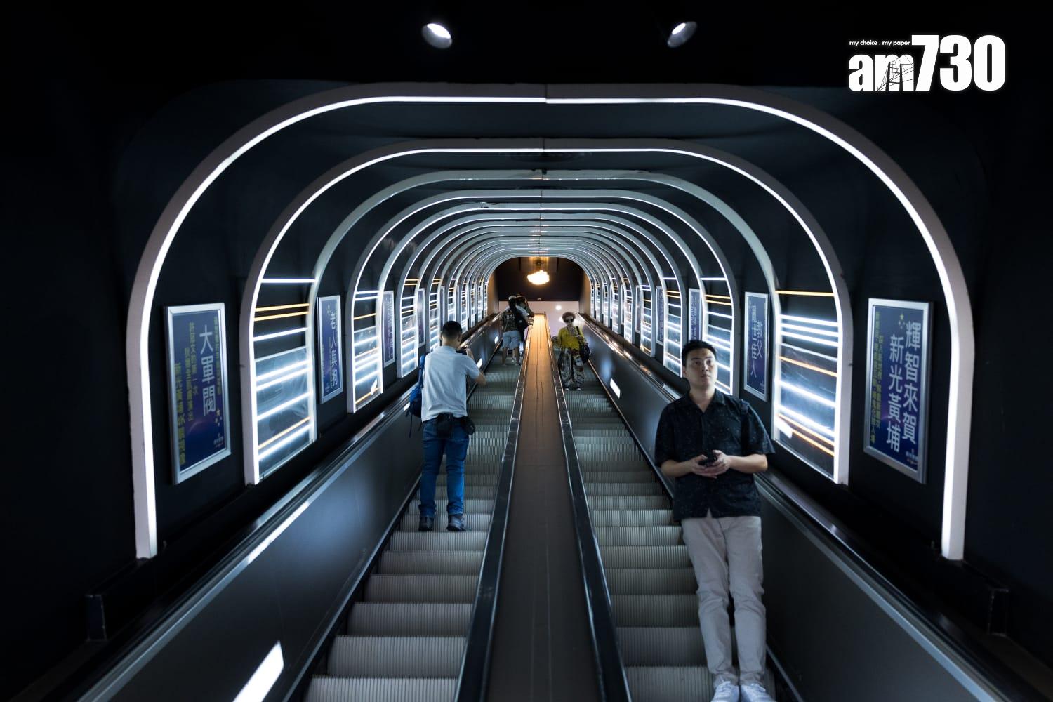 新光黃埔的扶手梯充滿時代感。(周令知攝)