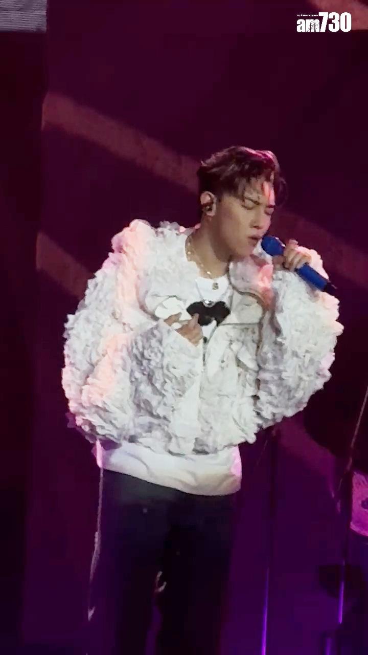 MC更一度唱得太激動而整斷了耳機。(娛樂組攝)