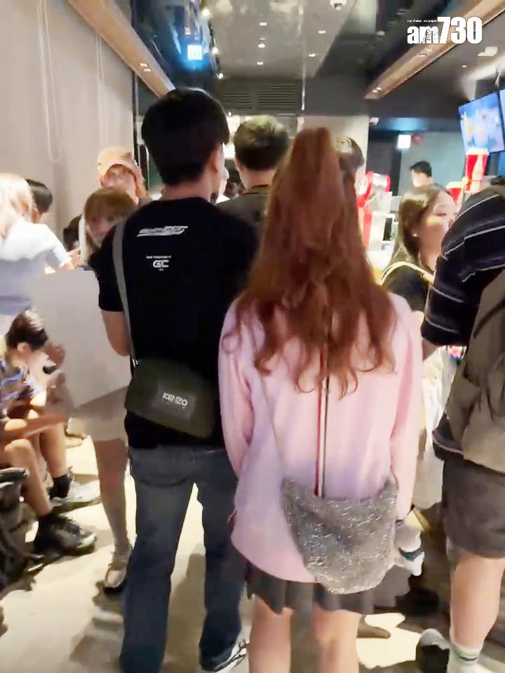 伍允龍走到Renee面前,為她開路。(娛樂組攝)