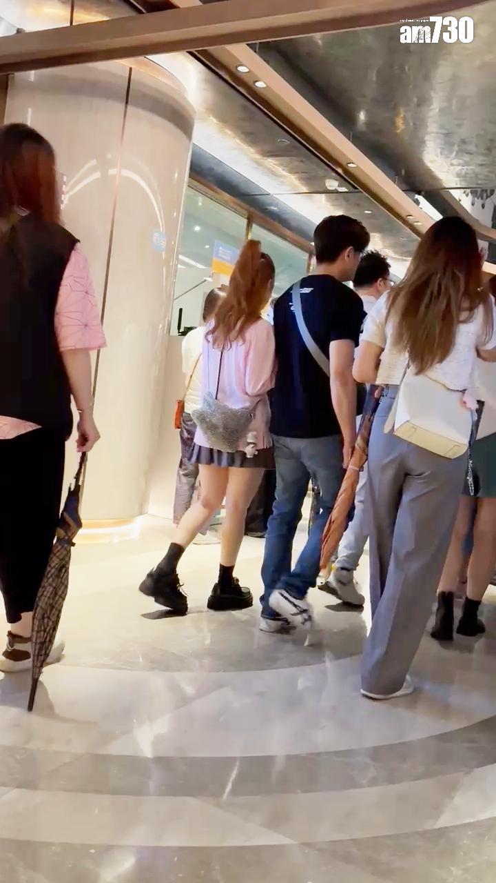 Renee主動挽住男友的手臂入場。(娛樂組攝)