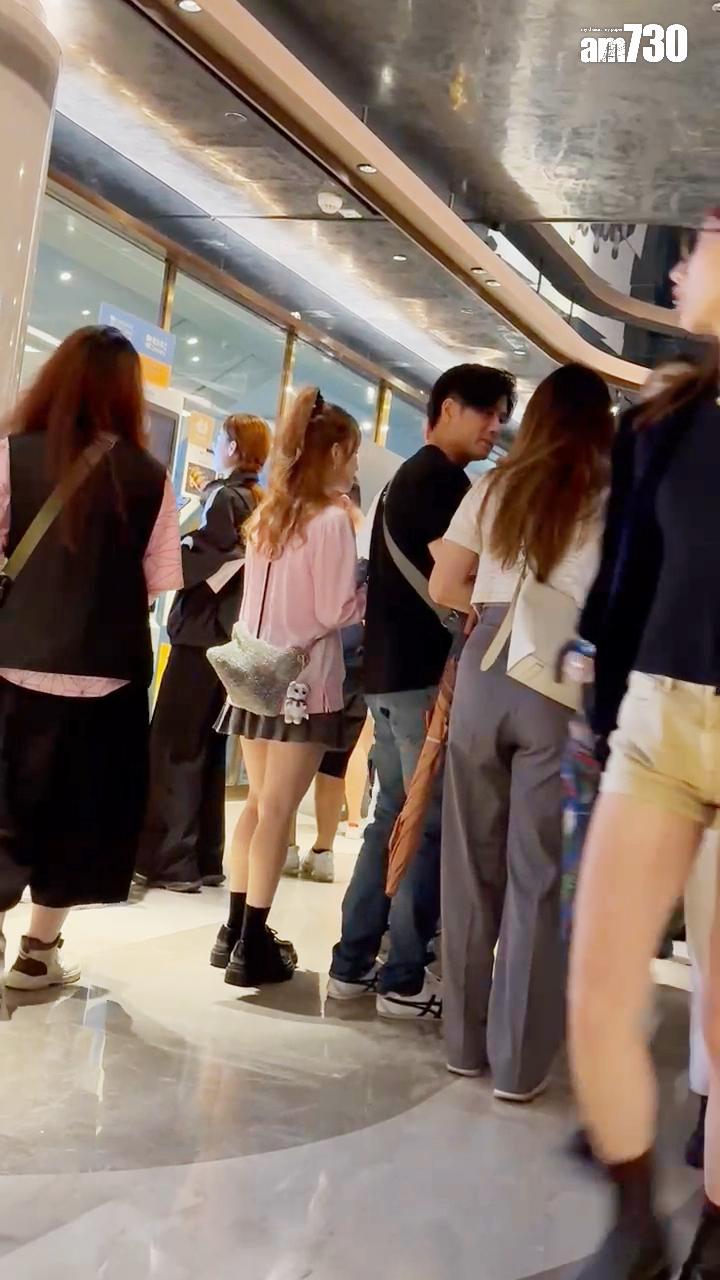 Renee主動挽住男友的手臂入場。(娛樂組攝)