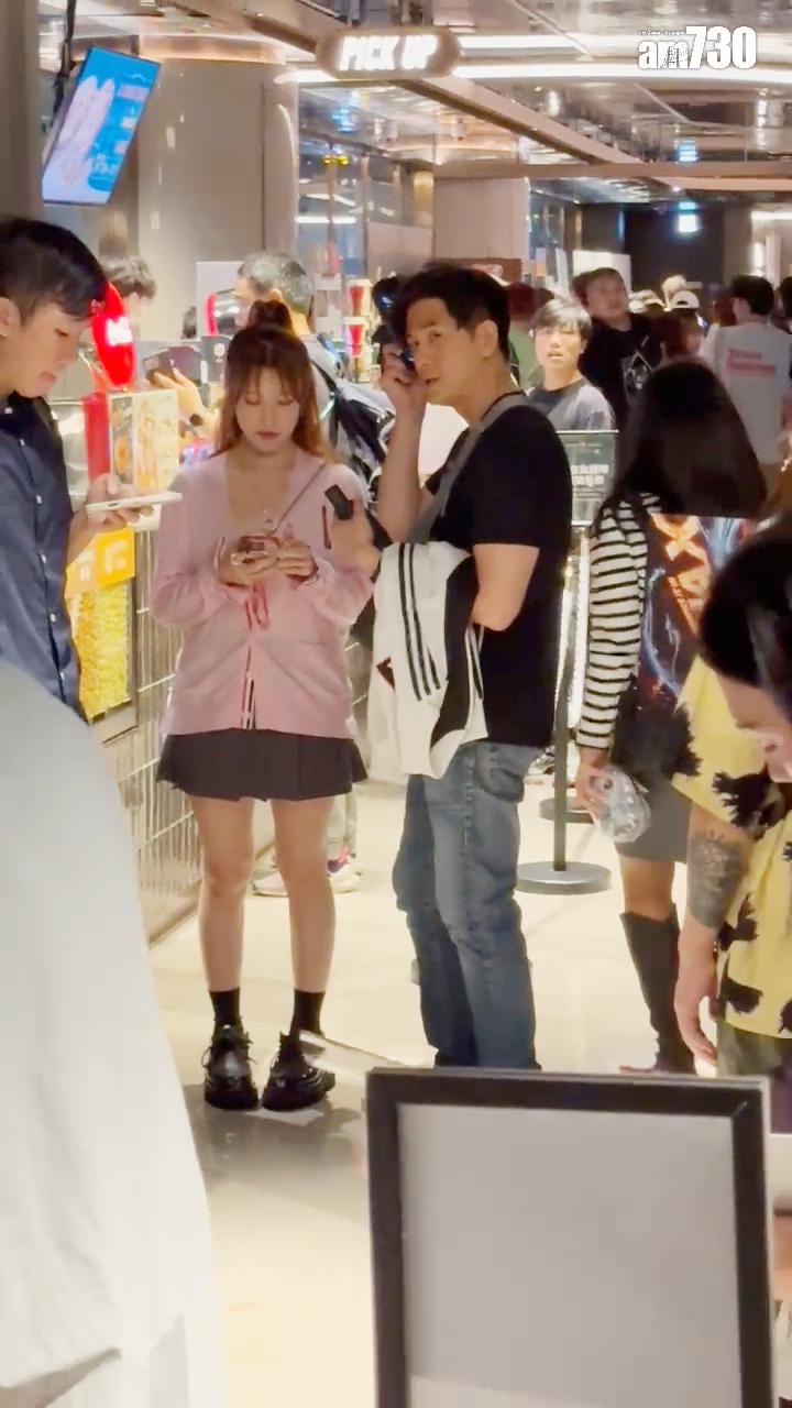 伍允龍與李蔓瑩一齊入場睇戲。(娛樂組攝)