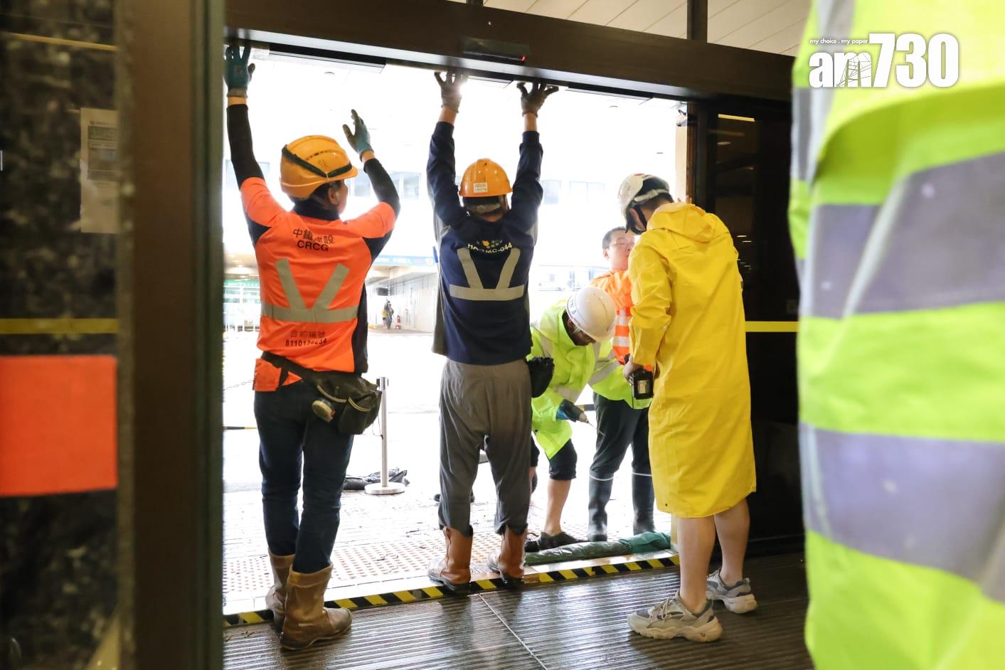 瑪麗醫院急症室對開水浸積水已經疏導,受影響的路面已經重開,急症室服務及救護車運送安排已於中午回復正常。