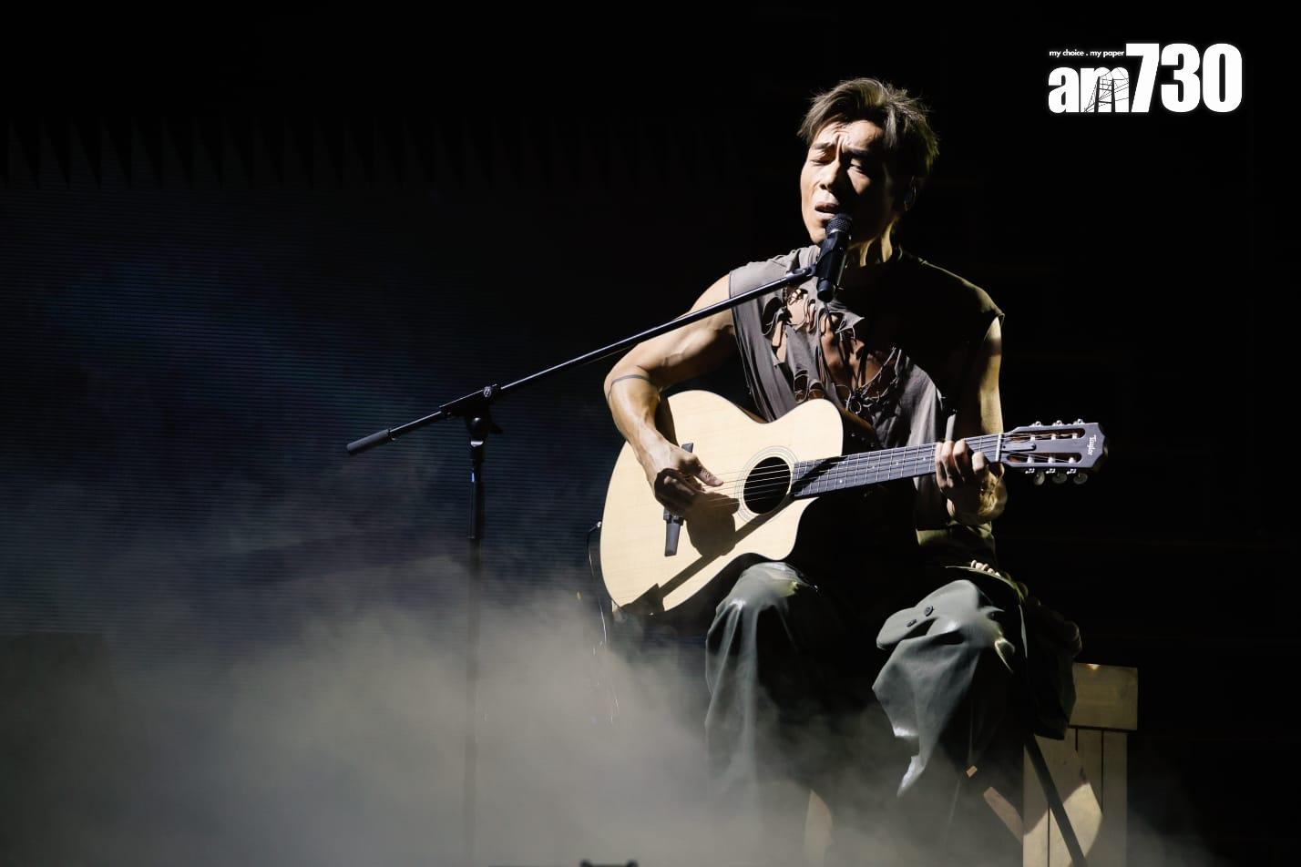 許志安在個人獨唱環節時,不禁落淚。