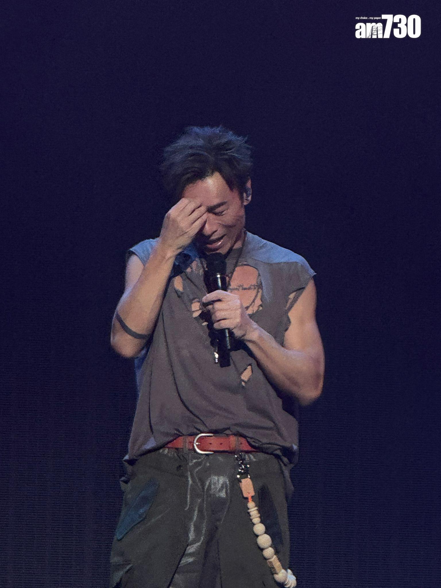 許志安在個人獨唱環節時,不禁落淚。