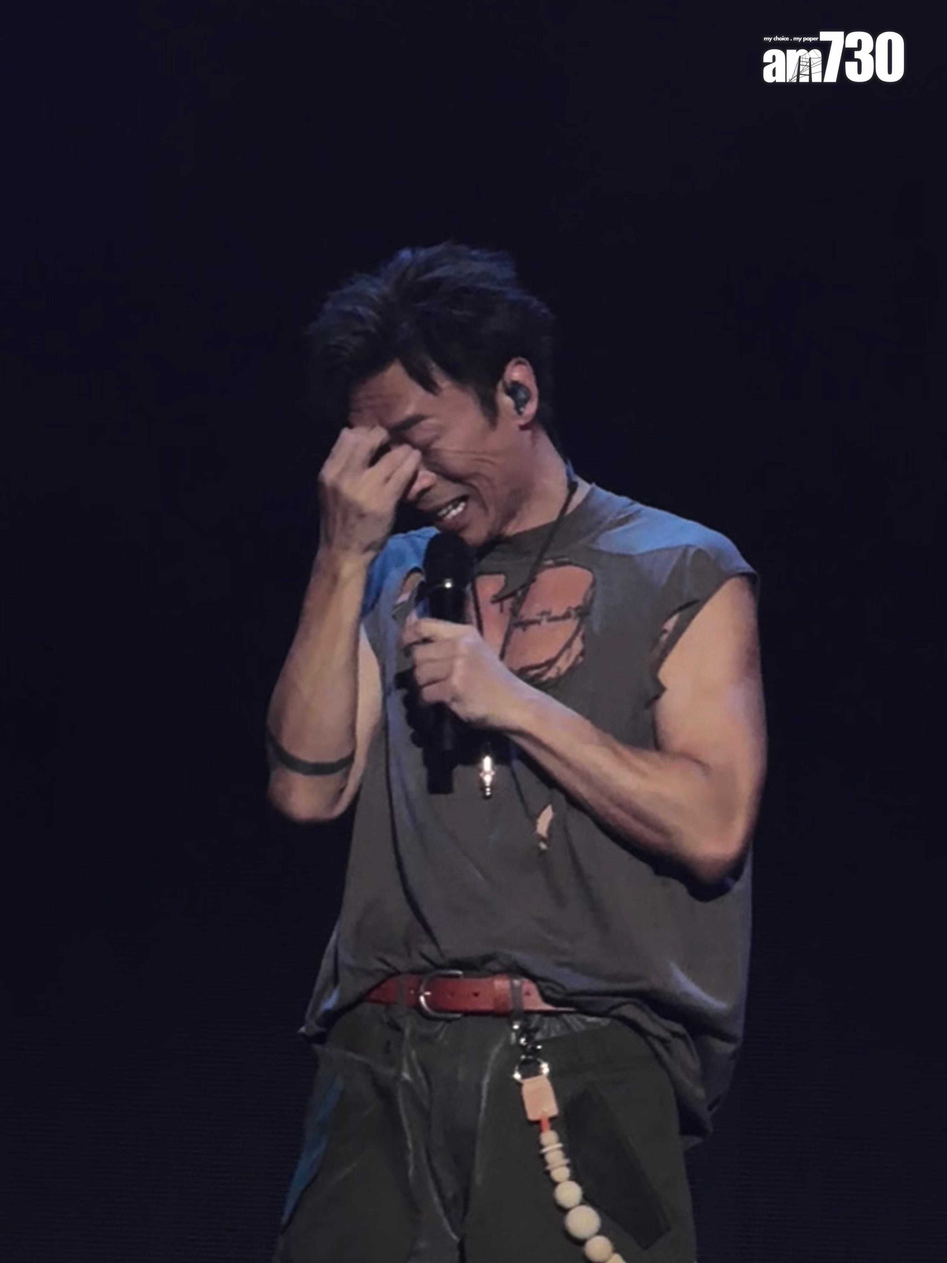 許志安在個人獨唱環節時,不禁落淚。