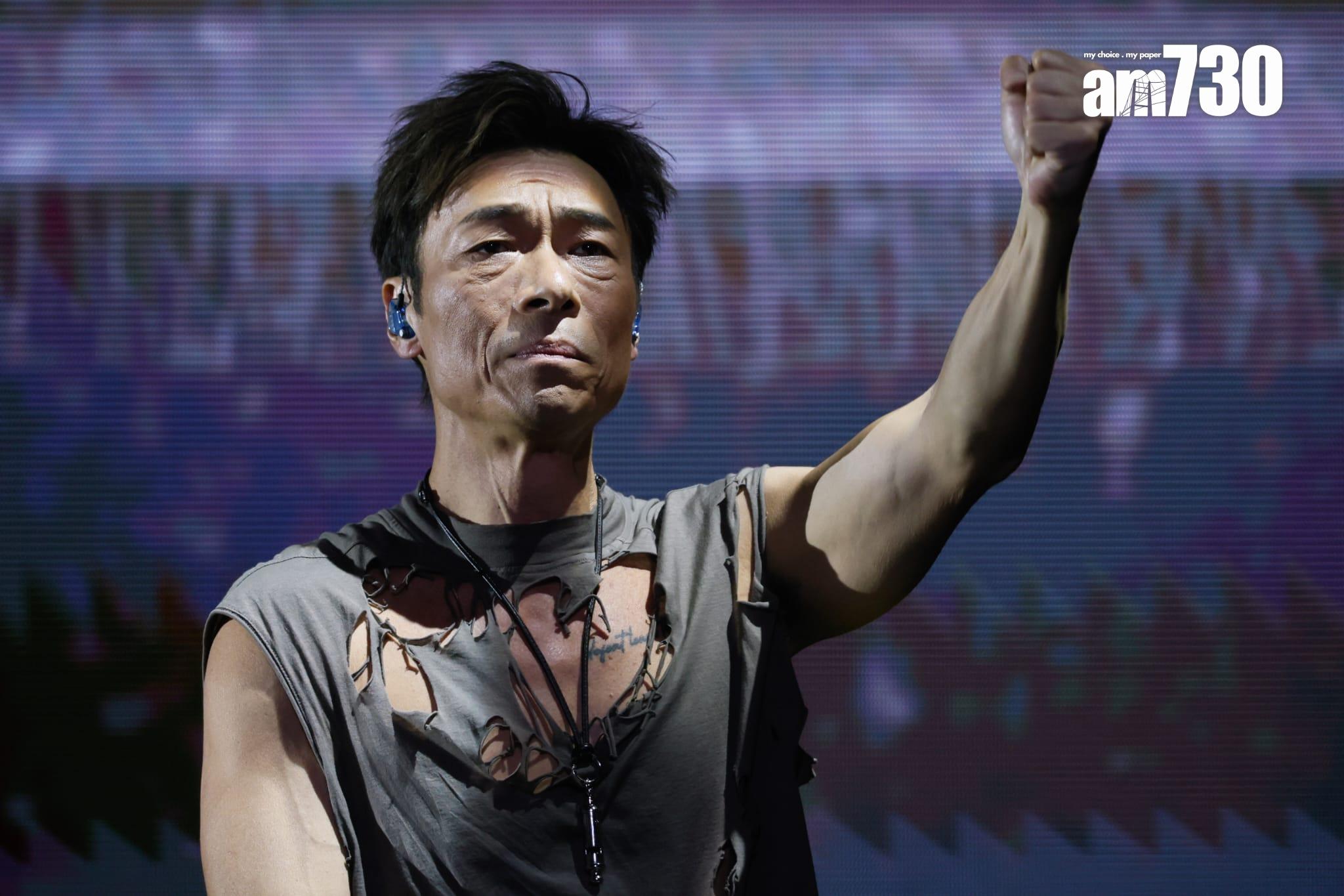 許志安在個人獨唱環節時,不禁落淚。