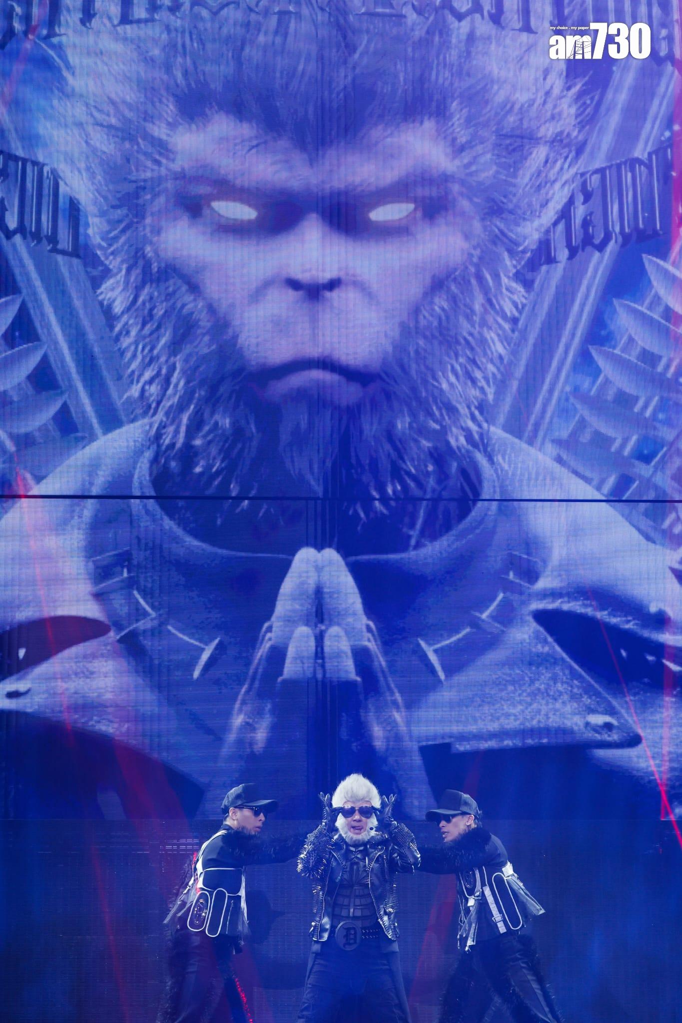 張衛健就化身「黑悟空」上台唱出《天外有天》、《西遊記》及《高高在下》。(蘇文傑攝)