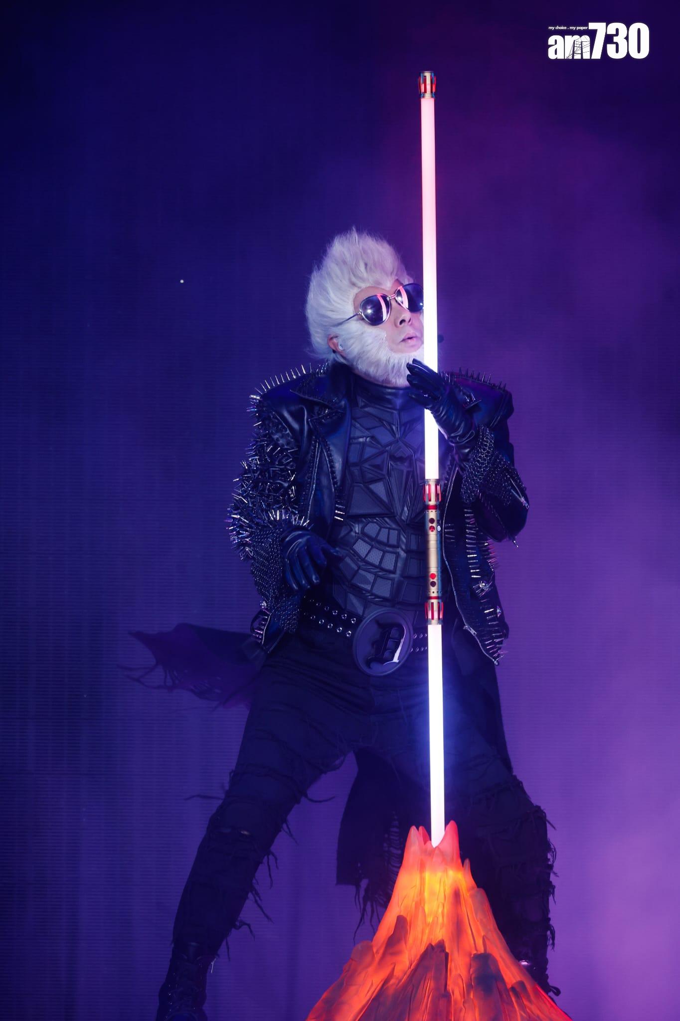 張衛健就化身「黑悟空」上台唱出《天外有天》、《西遊記》及《高高在下》。(蘇文傑攝)