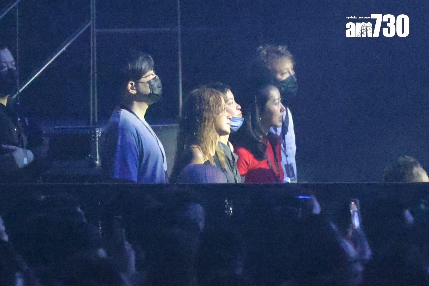 徐濠縈和康堤看得非常投入。(林俊源攝)