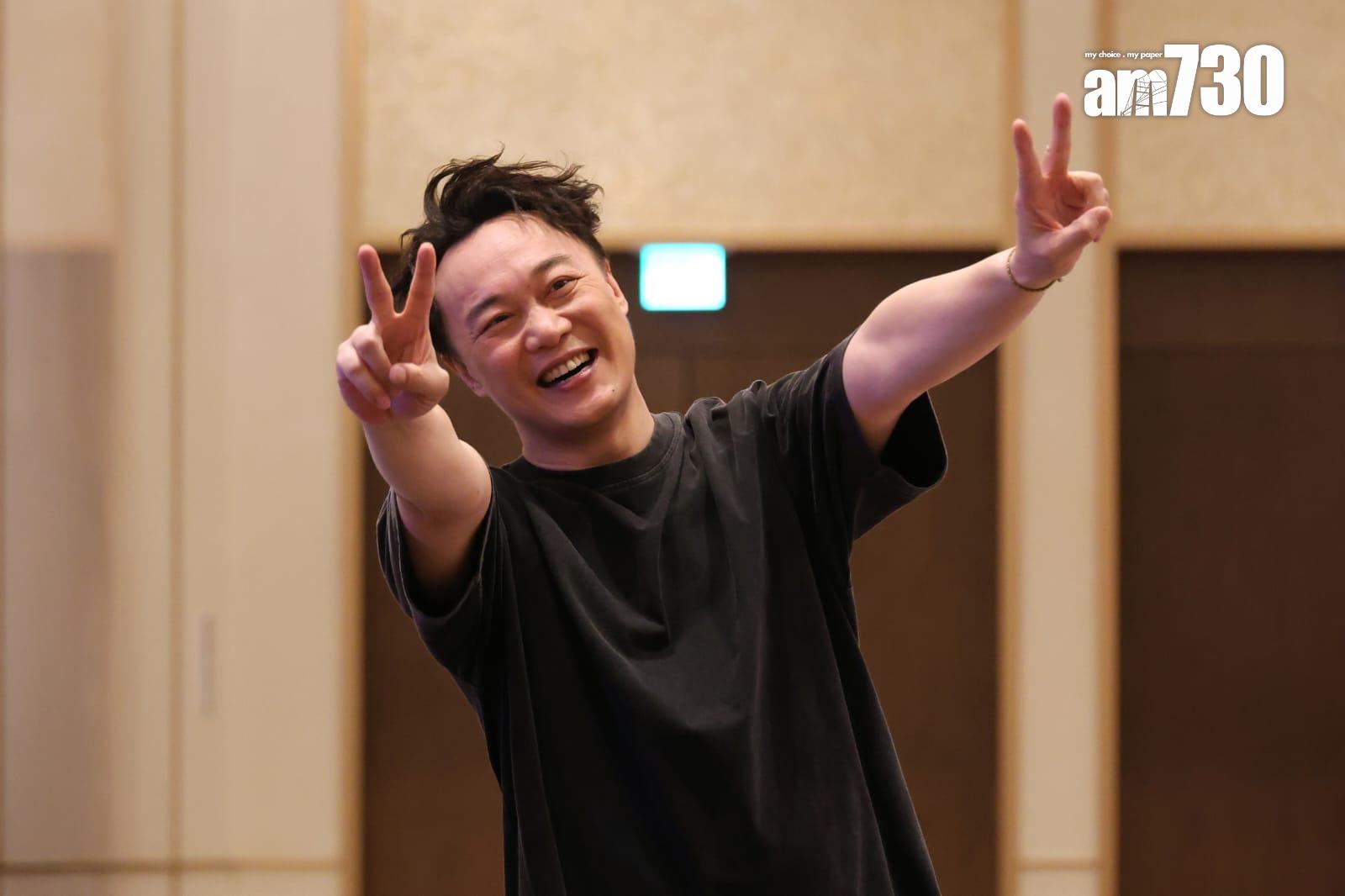 接近凌晨1點,Eason跟在場傳媒打招呼,未有接受訪問。(林俊源攝)