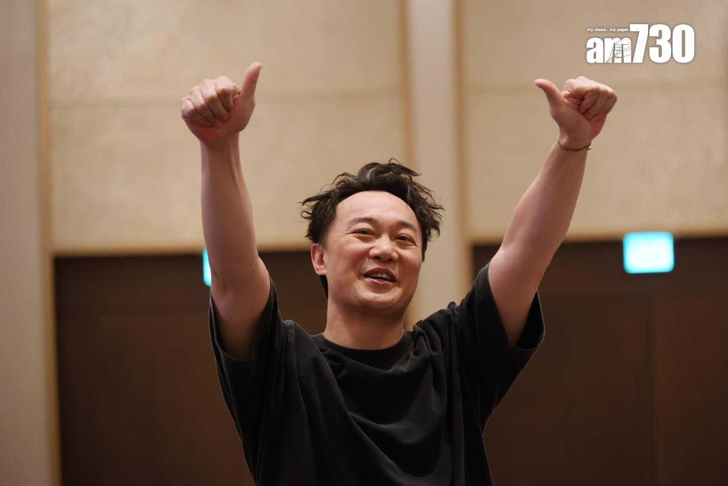 接近凌晨1點,Eason跟在場傳媒打招呼,未有接受訪問。(林俊源攝)