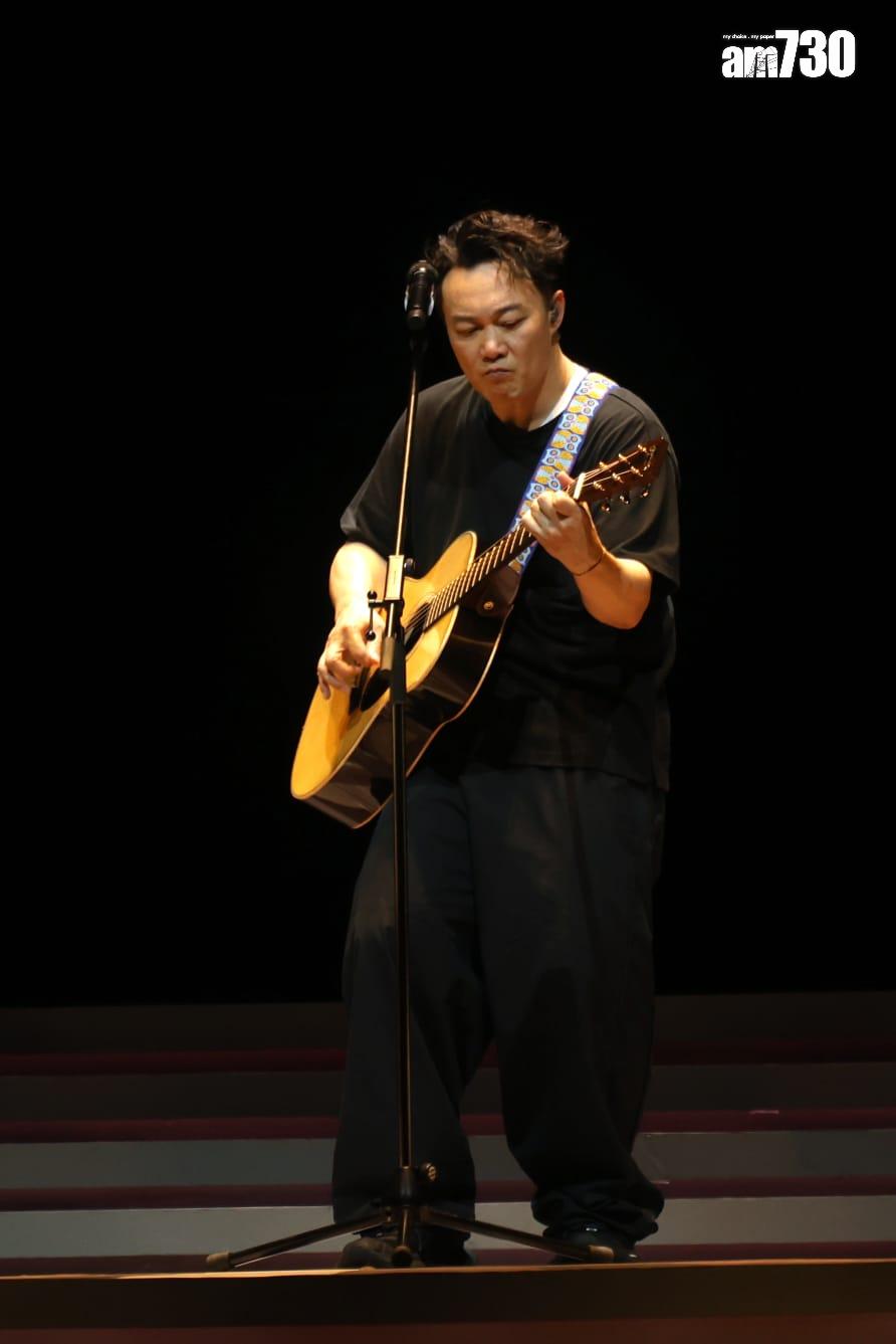 Eason於深夜12時16分再次上台,自彈自唱出道歌《時代曲》。(林俊源攝)