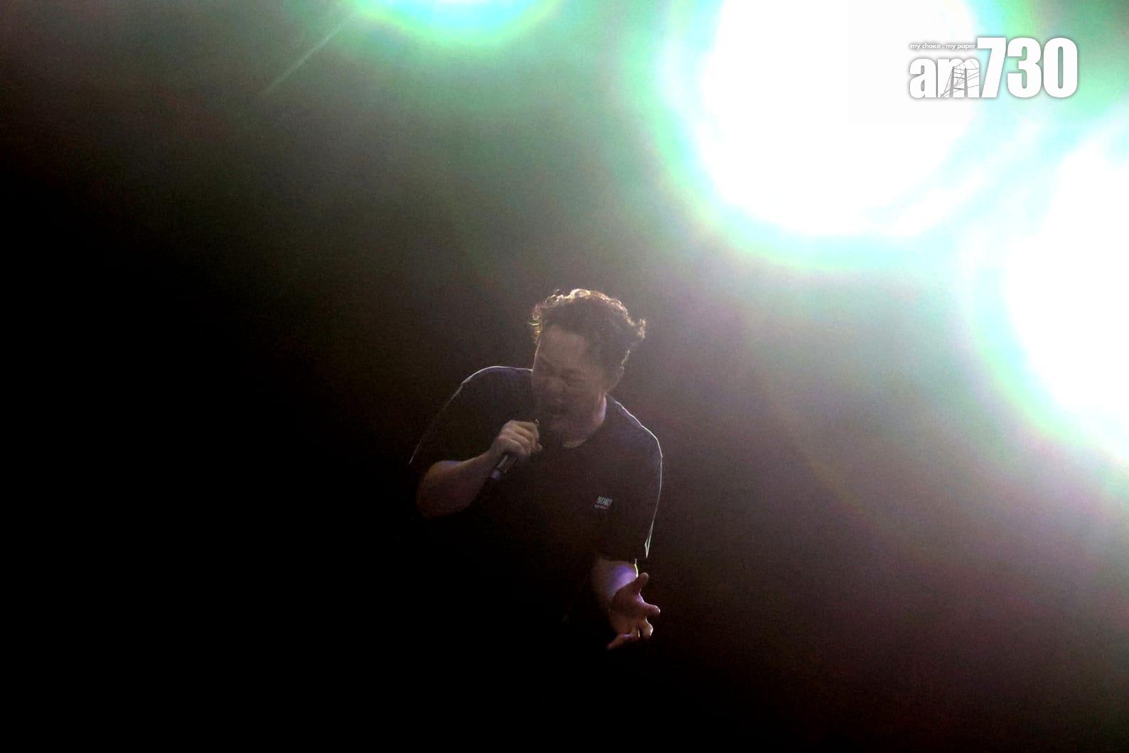 Eason於深夜12時16分再次上台,自彈自唱出道歌《時代曲》。(林俊源攝)