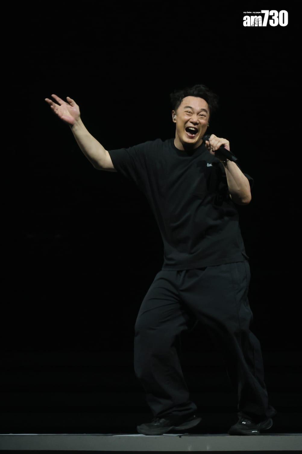 Eason於深夜12時16分再次上台,自彈自唱出道歌《時代曲》。(林俊源攝)