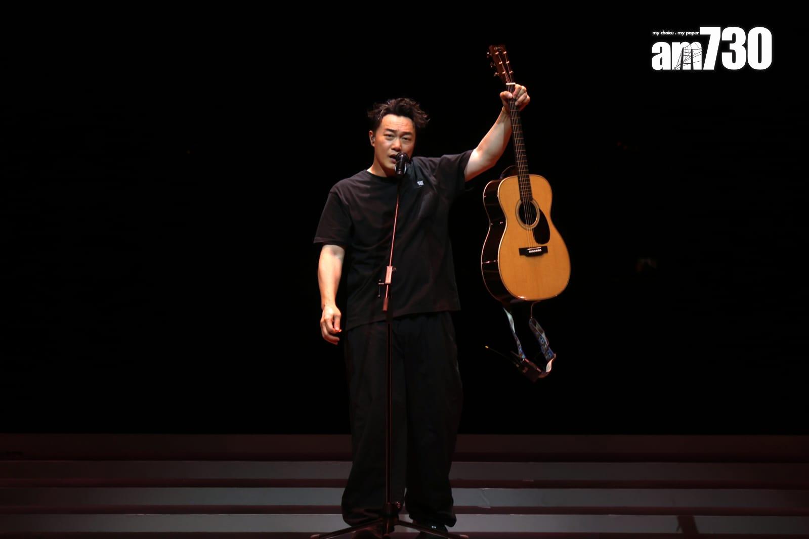 Eason於深夜12時16分再次上台,自彈自唱出道歌《時代曲》。(林俊源攝)