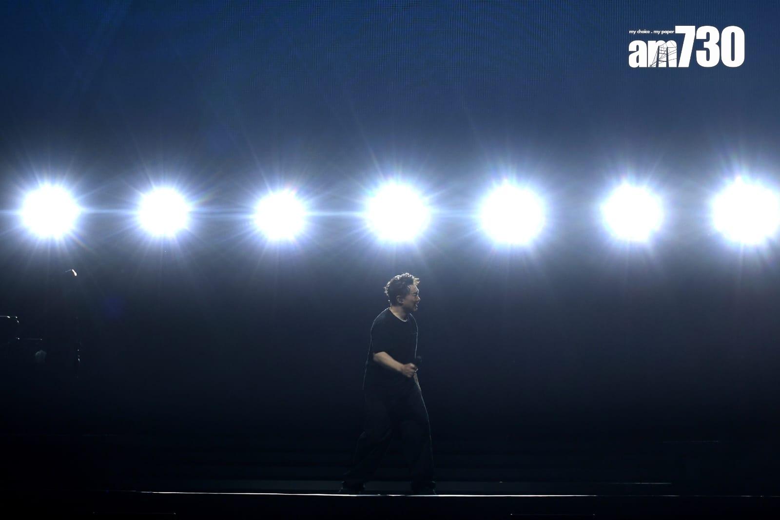 Eason於晚上11時10分再次上台encore,唱出多首經典作。(林俊源攝)