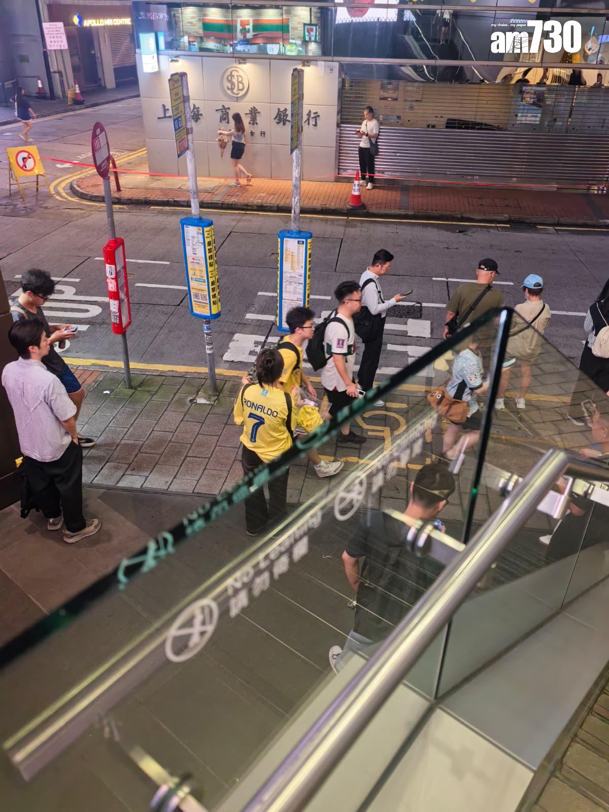 在銅鑼灣仍有人在售賣未知是否正版的球衣。(《am730》記者攝)