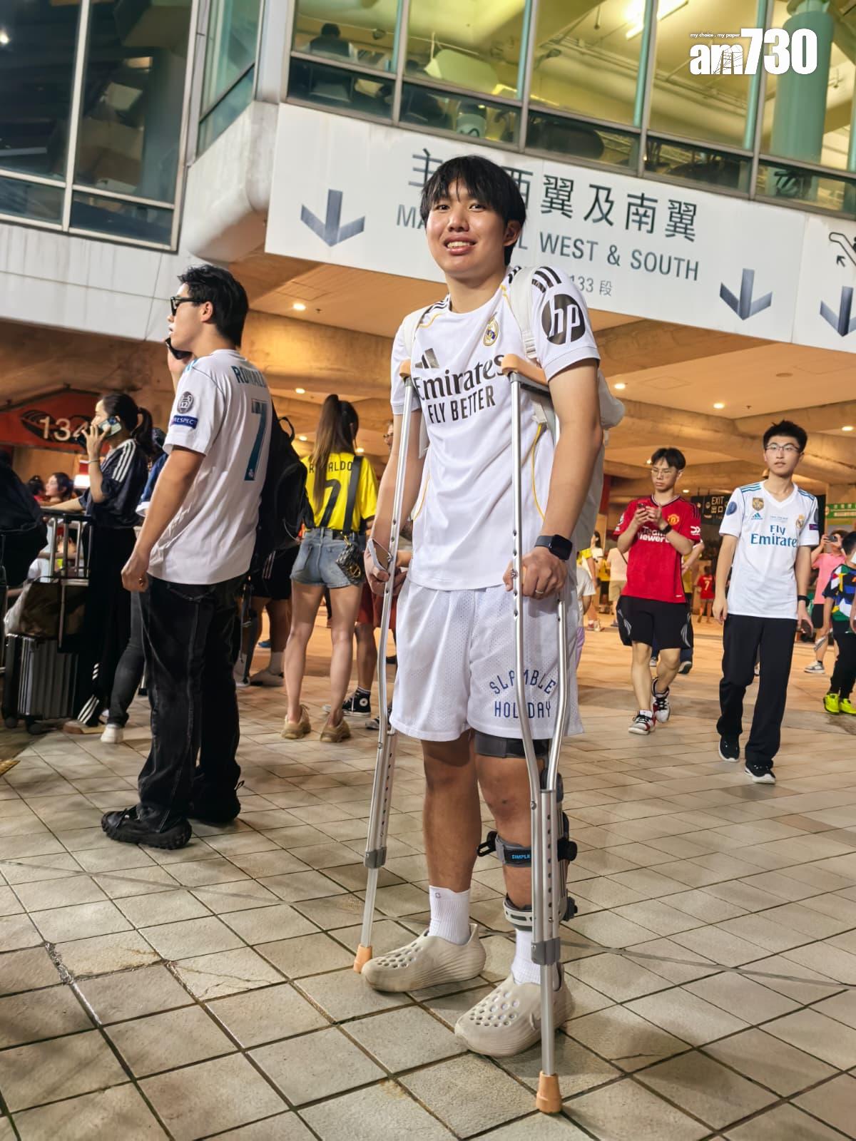 來自深圳的彭先生因踢波而韌帶撕裂,不過仍落力撐偶像。(《am730》記者攝)