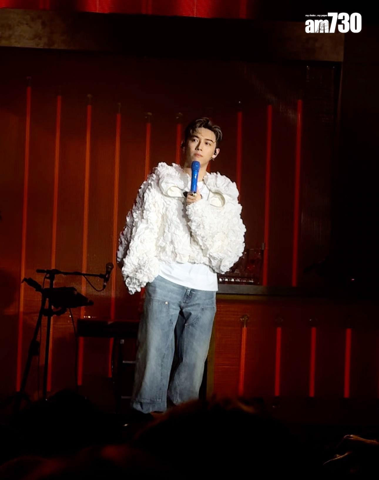 MC更一度唱得太激動而整斷了耳機。(娛樂組攝)